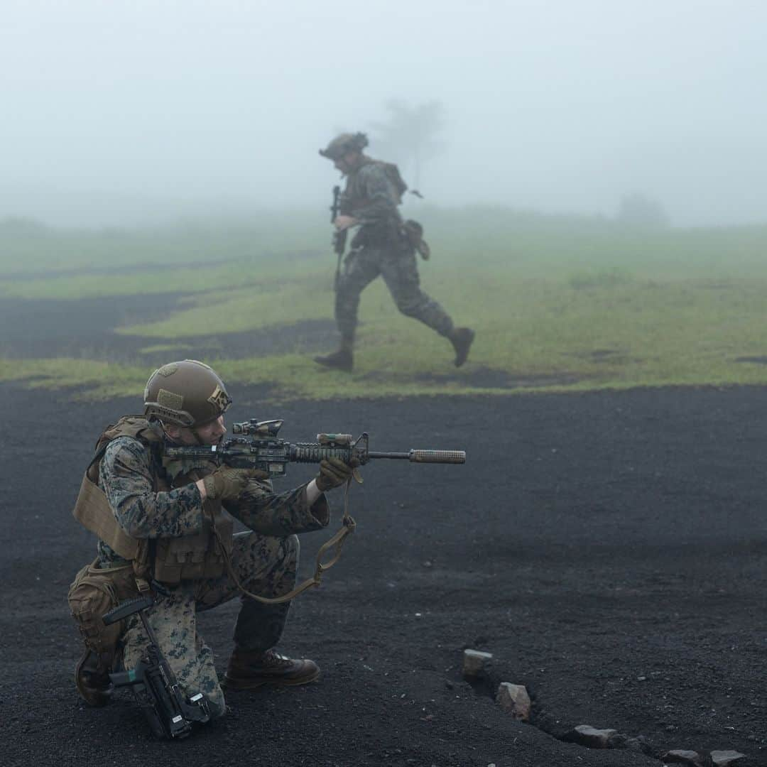 アメリカ海兵隊さんのインスタグラム写真 - (アメリカ海兵隊Instagram)「Into the Fog ☁️  📍Combined Arms Training Center Camp Fuji, Japan (June 12, 2023)   #MarineCorps riflemen assigned to @3dmardiv conduct a fire team maneuver with M27 Infantry Automatic Rifles at @catc_campfuji.  Fire team level training allows Marines to refine small-unit tactics, developing proficiency at the lowest level before executing combined arms training.  📷 (U.S. Marine Corps photo by Lance Cpl. Evelyn Doherty)  #MarineCombatArms #USMC #Military」6月21日 0時27分 - marines