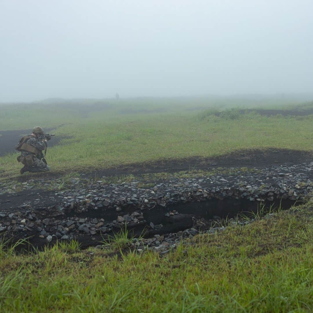 アメリカ海兵隊さんのインスタグラム写真 - (アメリカ海兵隊Instagram)「Into the Fog ☁️  📍Combined Arms Training Center Camp Fuji, Japan (June 12, 2023)   #MarineCorps riflemen assigned to @3dmardiv conduct a fire team maneuver with M27 Infantry Automatic Rifles at @catc_campfuji.  Fire team level training allows Marines to refine small-unit tactics, developing proficiency at the lowest level before executing combined arms training.  📷 (U.S. Marine Corps photo by Lance Cpl. Evelyn Doherty)  #MarineCombatArms #USMC #Military」6月21日 0時27分 - marines