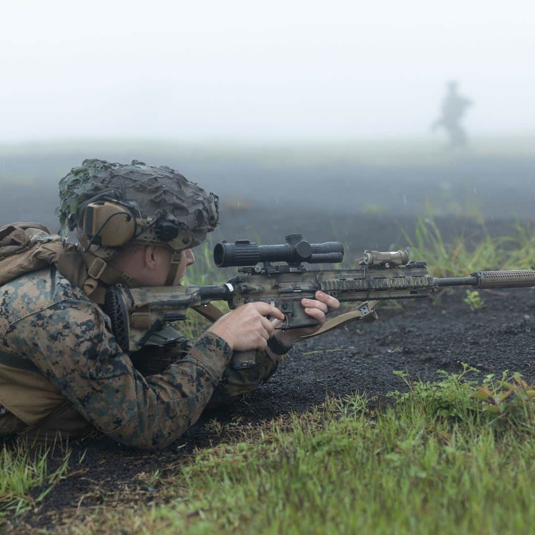 アメリカ海兵隊のインスタグラム：「Into the Fog ☁️  📍Combined Arms Training Center Camp Fuji, Japan (June 12, 2023)   #MarineCorps riflemen assigned to @3dmardiv conduct a fire team maneuver with M27 Infantry Automatic Rifles at @catc_campfuji.  Fire team level training allows Marines to refine small-unit tactics, developing proficiency at the lowest level before executing combined arms training.  📷 (U.S. Marine Corps photo by Lance Cpl. Evelyn Doherty)  #MarineCombatArms #USMC #Military」