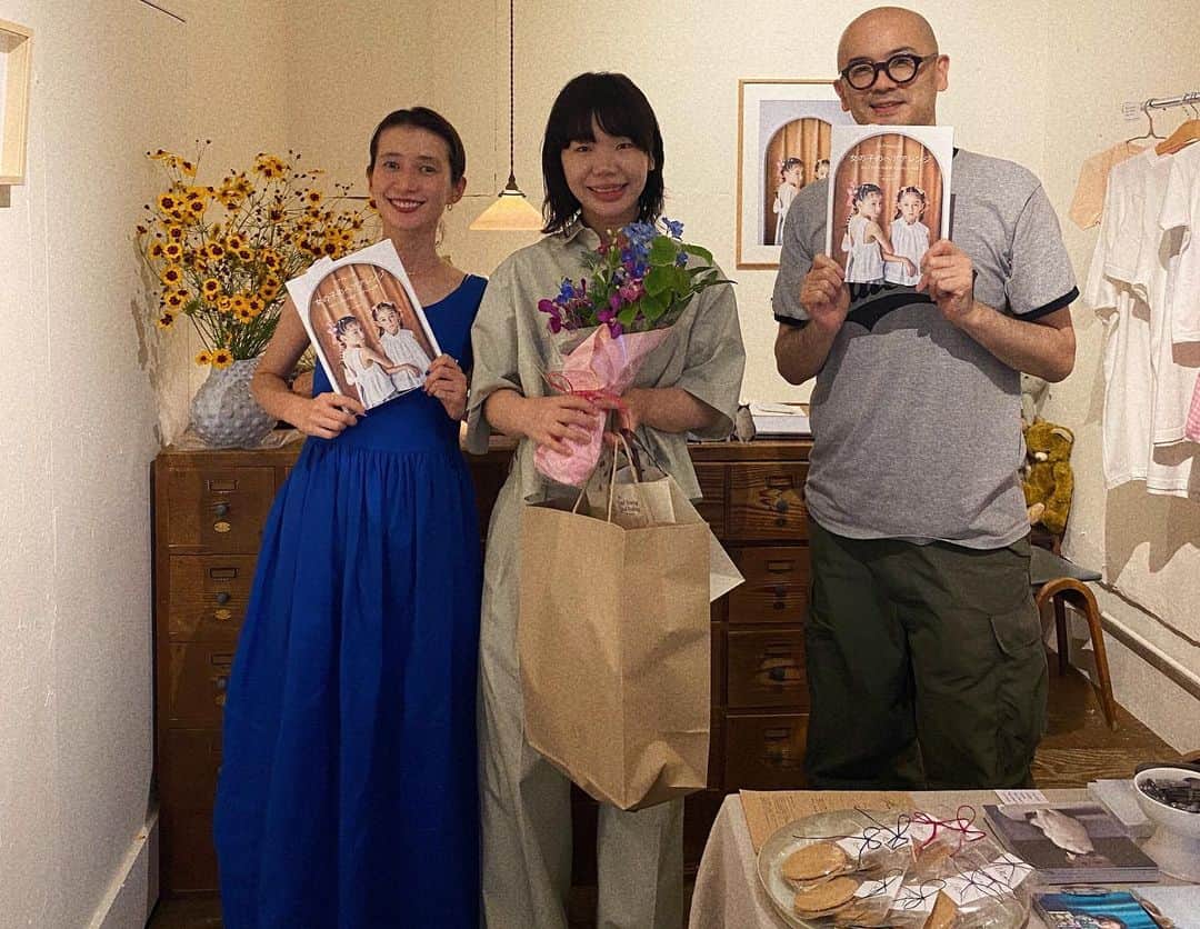 kazumiさんのインスタグラム写真 - (kazumiInstagram)「いつもお世話になっているヘアメイクのKOMAKIさんの素敵な書籍が発売👏✨ . 森岡書店さんで今日から始まった KOMAKI『女の子のヘアアレンジ』出版記展に遊びに行ってきたよ🩷 @moriokashoten   とても可愛い世界感😻 KOMAKIさんのヘアアレンジ大好き🫶 この書籍を撮影された フォトグラファーの山口明さん　@pancho0002 の 愛猫パンチョとガバチョの オリジナルグッズやクッキーも可愛くて、、🐱🩷  KOMAKIさんが在廊されている日は ヘアアレンジもして頂けるそう😻 詳しくは　@komaki10 さんのインスタをみてね🎀  会期：2023年6月20日(火)－6月25日(日) 開廊時間：13:00-19:00 会場：森岡書店　 https://www.instagram.com/moriokashoten/ 東京都中央区銀座1−28−15 鈴木ビル1階 地下鉄：銀座一丁目駅10番出口徒歩5分／新富町駅2番出口徒歩2分／東銀座駅A7出口徒歩7分  KOMAKI @komaki10 https://komakikomaki.com/  「ヘアゴム」だけ！女の子のヘアアレンジ https://www.xknowledge.co.jp/book/9784767831305 出版社：エクスナレッジ  #出版記念#森岡書店#書籍#books #hairarrange #ヘアアレンジ#女の子のヘアアレンジ#可愛い#リボン#ribbon #theribbon  #kazumi」6月21日 0時44分 - kazumi0728