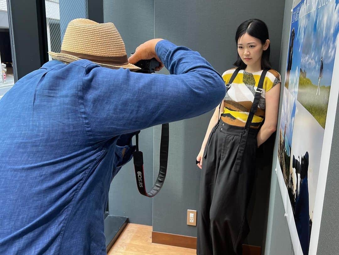 西川可奈子さんのインスタグラム写真 - (西川可奈子Instagram)「『日本再発見　ISLAND HOPPING』写真家　立木義浩先生の写真展　キヤノンギャラリー銀座へお邪魔して参りました。  館内では写真家であららる立木先生を追いかけた映像が流れております。 その映像でナレーションを務めたのがゆうこりん　@yuko_tateg ✨  彼女の魅力ある低音ハスキーとハキハキしっかりと聴き取りやすいナレーションをこの耳でしっかり確認してまいりましたよ👂🏻✨  私は単なる付き添い人なのに まさかのご本人直々に写真を撮っていただけるという…💦（たぶん顔が引き攣ってましたw）  先生はとてもチャーミングなお方で写真は言わずもがなお人柄にも魅力たっぷりなお方でした✨  いろんな偶然が重なりあって生まれる作品はどれもこれも こちらに語りかけてくるような物語がありました。  画面越しなんかじゃなくて写真にプリントして、紙となって目の前にして見る距離感でないと感じられないものがある。  ほんとうその通りだなぁと思います。  改めて写真って素敵やなぁ…って。  誘ってくれてありがとう✨感謝です。  キヤノンギャラリー銀座では  2023年6月20日（火）〜7月1日（土）  ＊日曜・月曜・祝日休館」6月21日 0時56分 - kanako_1105
