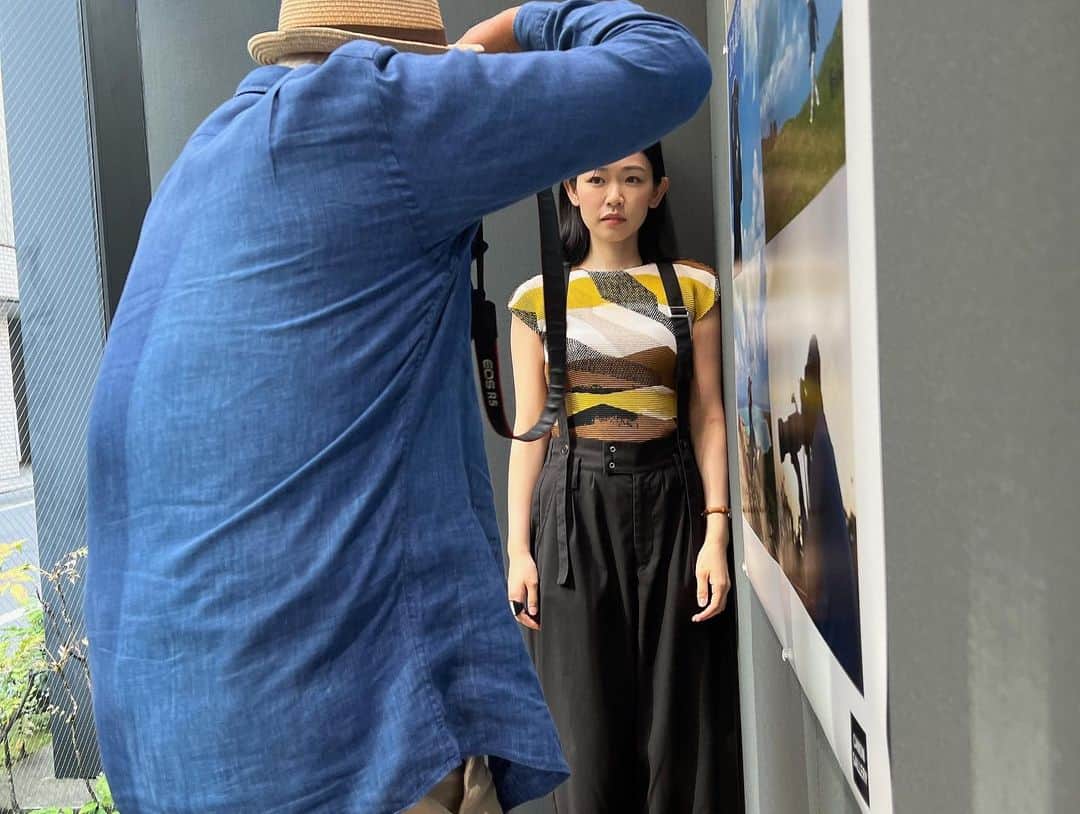 西川可奈子さんのインスタグラム写真 - (西川可奈子Instagram)「『日本再発見　ISLAND HOPPING』写真家　立木義浩先生の写真展　キヤノンギャラリー銀座へお邪魔して参りました。  館内では写真家であららる立木先生を追いかけた映像が流れております。 その映像でナレーションを務めたのがゆうこりん　@yuko_tateg ✨  彼女の魅力ある低音ハスキーとハキハキしっかりと聴き取りやすいナレーションをこの耳でしっかり確認してまいりましたよ👂🏻✨  私は単なる付き添い人なのに まさかのご本人直々に写真を撮っていただけるという…💦（たぶん顔が引き攣ってましたw）  先生はとてもチャーミングなお方で写真は言わずもがなお人柄にも魅力たっぷりなお方でした✨  いろんな偶然が重なりあって生まれる作品はどれもこれも こちらに語りかけてくるような物語がありました。  画面越しなんかじゃなくて写真にプリントして、紙となって目の前にして見る距離感でないと感じられないものがある。  ほんとうその通りだなぁと思います。  改めて写真って素敵やなぁ…って。  誘ってくれてありがとう✨感謝です。  キヤノンギャラリー銀座では  2023年6月20日（火）〜7月1日（土）  ＊日曜・月曜・祝日休館」6月21日 0時56分 - kanako_1105