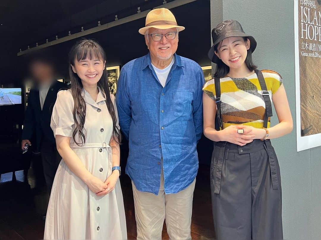 西川可奈子のインスタグラム：「『日本再発見　ISLAND HOPPING』写真家　立木義浩先生の写真展　キヤノンギャラリー銀座へお邪魔して参りました。  館内では写真家であららる立木先生を追いかけた映像が流れております。 その映像でナレーションを務めたのがゆうこりん　@yuko_tateg ✨  彼女の魅力ある低音ハスキーとハキハキしっかりと聴き取りやすいナレーションをこの耳でしっかり確認してまいりましたよ👂🏻✨  私は単なる付き添い人なのに まさかのご本人直々に写真を撮っていただけるという…💦（たぶん顔が引き攣ってましたw）  先生はとてもチャーミングなお方で写真は言わずもがなお人柄にも魅力たっぷりなお方でした✨  いろんな偶然が重なりあって生まれる作品はどれもこれも こちらに語りかけてくるような物語がありました。  画面越しなんかじゃなくて写真にプリントして、紙となって目の前にして見る距離感でないと感じられないものがある。  ほんとうその通りだなぁと思います。  改めて写真って素敵やなぁ…って。  誘ってくれてありがとう✨感謝です。  キヤノンギャラリー銀座では  2023年6月20日（火）〜7月1日（土）  ＊日曜・月曜・祝日休館」