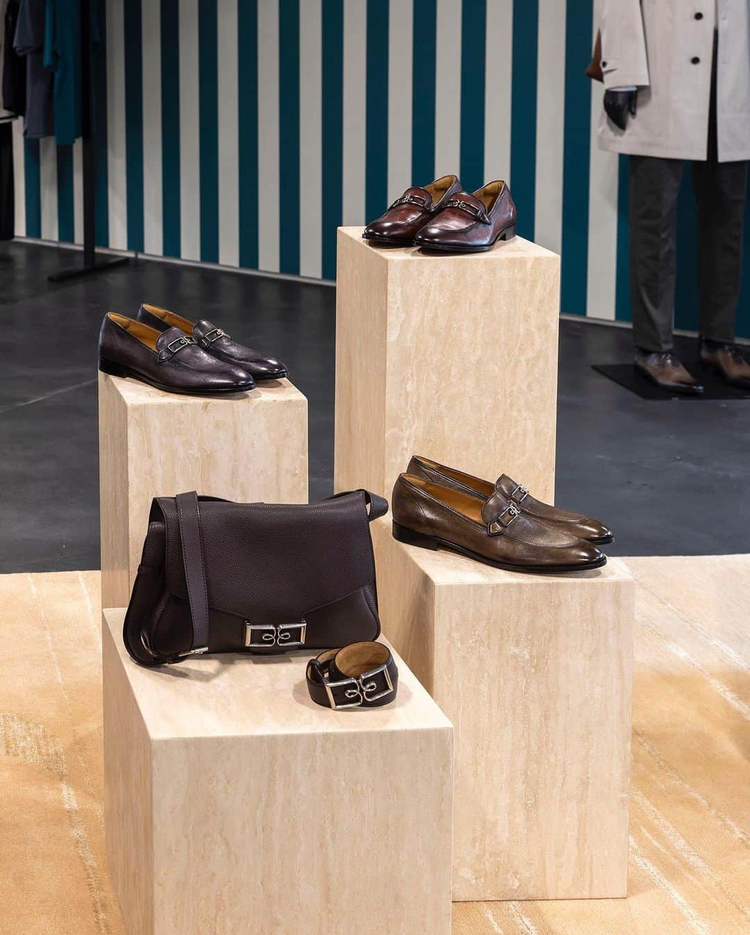 ベルルッティのインスタグラム：「- UNVEILING THE SPRING-SUMMER 2024 COLLECTION BY #BERLUTI -  Unveiled during @parisfashionweek, Berluti's Spring-Summer 2024 collection sees the Maison's signatures become playful this season.  The new B Volute iron moulure motif, inspired by the staircase of the historic Rue Marbeuf store, takes on timelessness for an adventure from the B Volute loafer to the 48-hour bag in grained leather, or the belt and Messenger bag.  To celebrate the new season’s unveiling, Berluti has partnered with @pasticceriacova to create refreshment carts for a delicious fashion week break.  Photography 1, 2, 3 by @yvan_moreau_photographe Photography 4, 5, 6, 7 by @webstylestory   #pfw #summer2024」