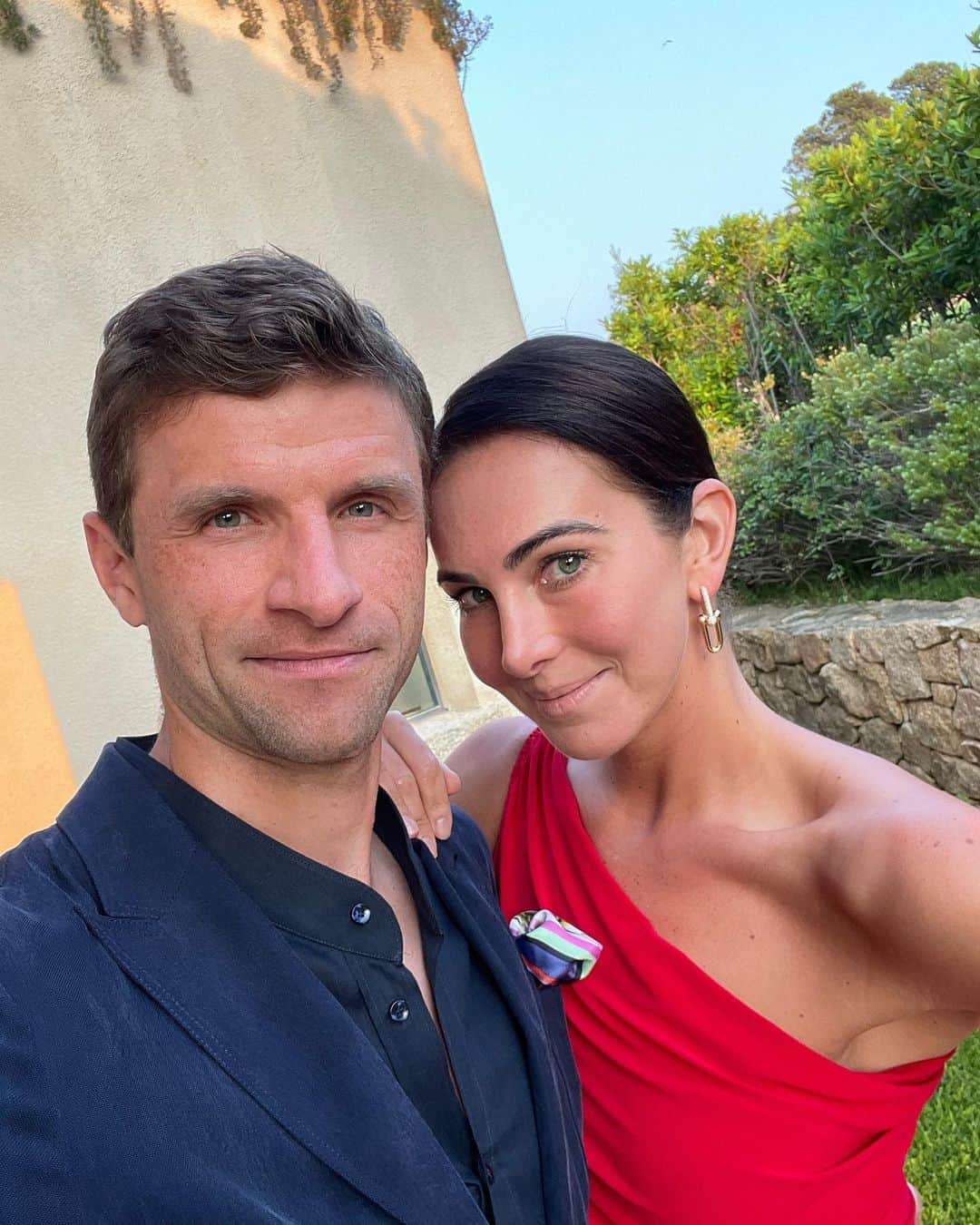 トーマス・ミュラーのインスタグラム：「Im Urlaub mal nicht in der Reithose zum Abendessen 🤪💃🏻 #summervibes #dinner vacation #fashion」