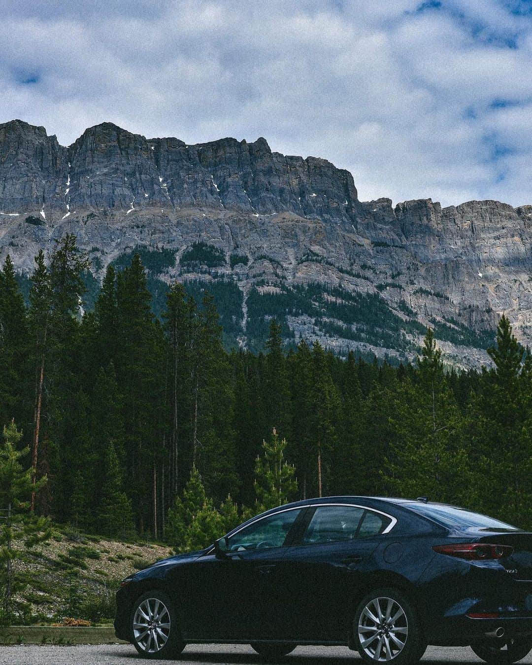 MAZDA Canadaさんのインスタグラム写真 - (MAZDA CanadaInstagram)「Who’s the true star of these pictures: the majestic mountains or the iconic #Mazda3? #MazdaCanada #MazdaPhotoHub 🔴 Qui est la vraie star de ces photos : la magnifique montagne ou l'emblématique #Mazda3 ? #MazdaPhotoCommunauté  📷: @oldman_sefu」6月21日 1時00分 - mazdacanada