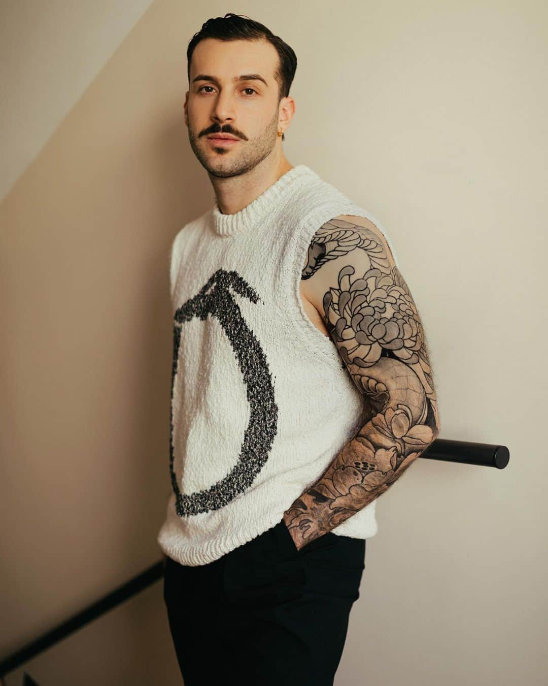 トラサルディのインスタグラム：「@muller_andreas wears a knit vest with the circular greyhound logo from the #TrussardiSS23 collection.⁣ Available now in stores.」