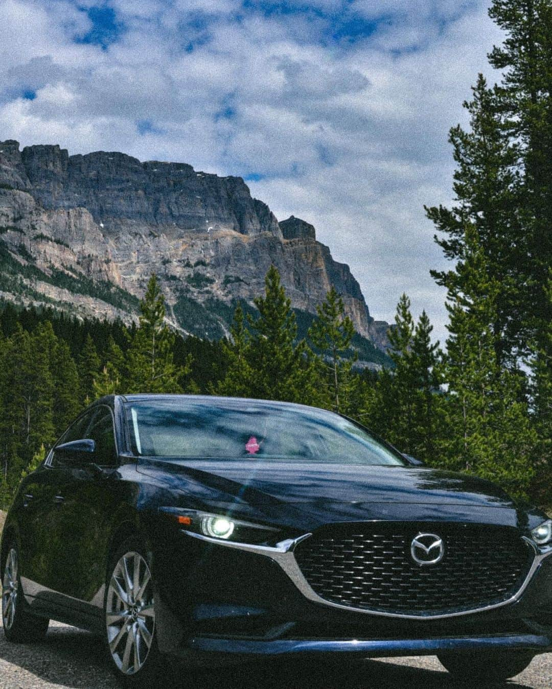 MAZDA Canadaのインスタグラム：「Who’s the true star of these pictures: the majestic mountains or the iconic #Mazda3? #MazdaCanada #MazdaPhotoHub 🔴 Qui est la vraie star de ces photos : la magnifique montagne ou l'emblématique #Mazda3 ? #MazdaPhotoCommunauté  📷: @oldman_sefu」