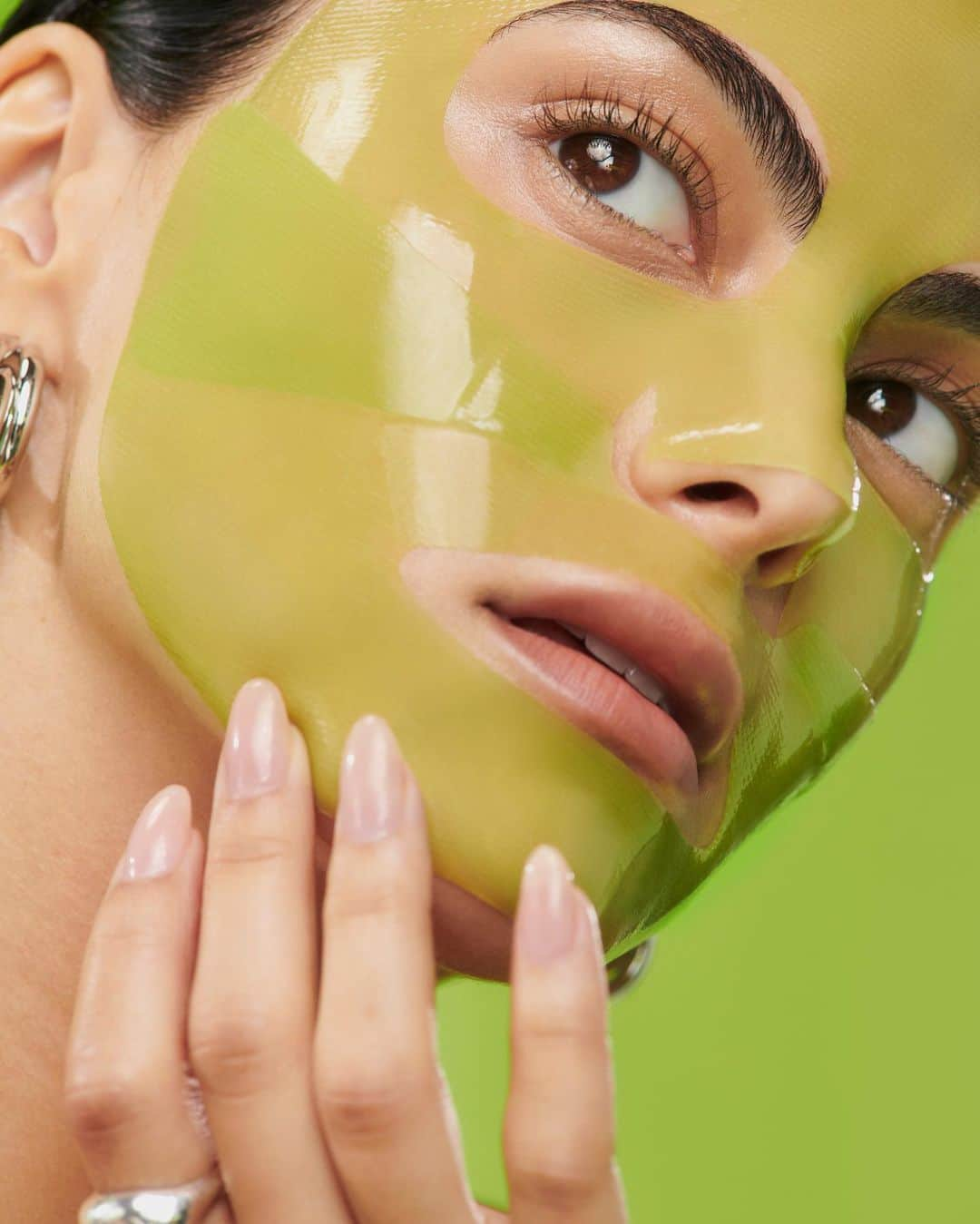 カミラ・メンデスさんのインスタグラム写真 - (カミラ・メンデスInstagram)「meet fresh peel 💚 our newest innovation at LOOPS. a resurfacing mask that gently exfoliates, polishes, clarifies and brightens, while you sit back and relax ✨ shop now, exclusively @loopsbeauty & @revolve  @camimendes @evaschwank @jentioseco @laurenpalmersmith @thuybnguyen @mollyddickson   #FreshPeel #LOOPS #NewSkincare #LiquidExfoliant #RevolveBeauty  @loopsbeauty @revolve @revolvebeauty」6月21日 1時00分 - camimendes