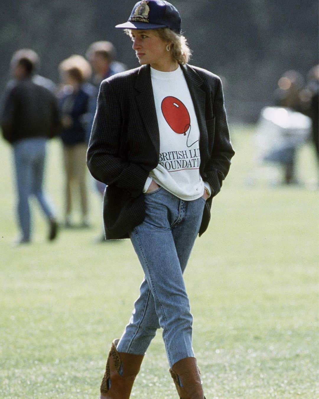 British Vogueさんのインスタグラム写真 - (British VogueInstagram)「Though #PrincessDiana sold many of her gowns in a charity auction shortly before she died, pieces from her day-to-day wardrobe are still turning up today. This week, a piece from one of her most iconic off-duty looks is going up for auction. Click the link in bio for a closer look at the item from her Instagram-famous ’80s ensemble.」6月21日 1時01分 - britishvogue