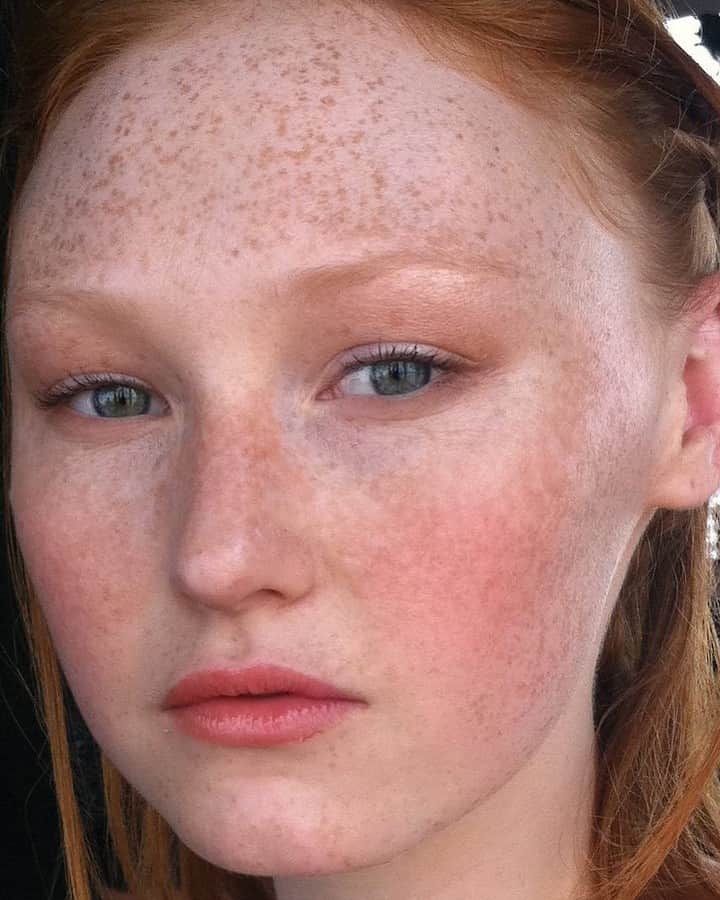 M·A·C Cosmetics UK & Irelandさんのインスタグラム写真 - (M·A·C Cosmetics UK & IrelandInstagram)「Burnt blush obsessed! 💕  This weeks #MACTrend is #BurntBlush and we just can't get enough😍. Recreate a sun-kissed summer glow using pink blush on the cheeks and nose.   1️⃣ Even out your skin tone with Studio Radiance Face And Body Radiant Sheer Foundation. 2️⃣ Use a soft, rounded brush to sweep Glow Play Blush, in Rosy Does It, onto your cheeks and across the bridge of your nose. 3️⃣ Carefully dot freckles onto your nose and cheeks using Brushstroke 24-Hour Liner, in Brushbrown, for a sun-kissed finish.  Shop at maccosmetics.co.uk or in stores 🖤  Credits:  @gregoryarlt @rebezhiga  #MACCosmeticsUK #SummerBlush #SummerMakeupLooks」6月21日 1時01分 - maccosmeticsuk