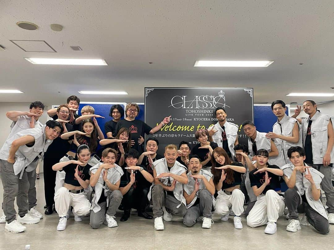 SONNYさんのインスタグラム写真 - (SONNYInstagram)「TOHOSHINKI LIVE TOUR 2023  〜CLASSYC〜 OSAKA KYOCERA DOME 2DAYS, COMPLETE👊🏼  久々に味わうツアーならではの一体感とファミリー感、何とも言えない心地よさ👍✨  ダンサー総勢17人。東方神起ツアー、歴代メインダンサーとしては最多人数。フレッシュで勢いのある1年目から経験豊富な18年目まで年齢とキャリアーも幅広く分厚い個性豊かなメンバーがステージ上で華を添えます。  バンドさんもお馴染みメンバープラス、ホーンセクションと豪華な組み合わせ。  総勢25人のone big familyがユノ、チャンミンをステージ上でサポート！  毎年、毎ツアー、進化を続けるこのツアークルーが誇らしいし、今回も一員でいれる事が本当に光栄です。  次はいよいよ東京ドーム。 一瞬一瞬を大切に噛み締めて行きたいと思います。  @tvxq.official @changmin88 @yunho2154   #東方神起livetour2023_classyc #東方神起 #TOHOSHINKI #東方ダンサーズ #tohodancers」6月21日 1時03分 - sonnyprimetime