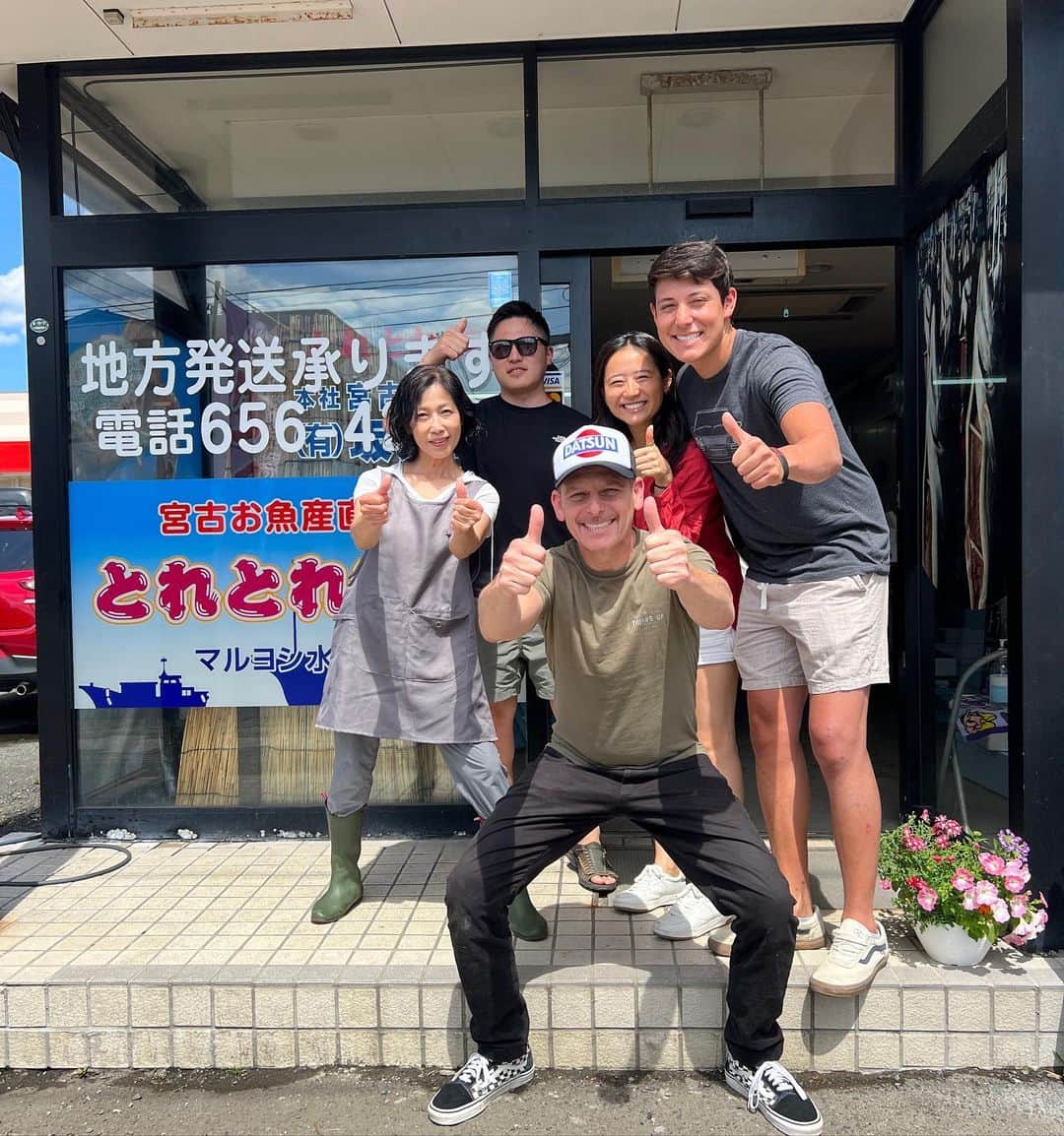 スティーブのインスタグラム：「盛岡は最高だった😀❣️ 日本一美味しい魚屋　トレトレ市場は毎日宮古市から新鮮な魚を全国にお届けしています❣️応援とフォローもよろしく❣️ そこで学生たちに声をかけられて一緒に写真❣️ 午前中に鈴木オートさんのところにお邪魔させてもらいました。誠にありがとうございました 最後にじゃじゃ麺を初めて食べれて最高でした。盛岡の白龍はおすすめ❣️ 東北の皆さんありがとうございました　また来ます　 よろしくお願いします」
