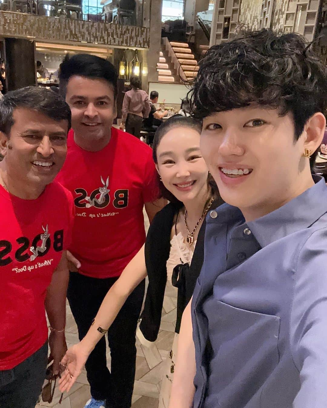 イ・サガンのインスタグラム：「how amazing to meet my friends from INDIA in BANGKOK!!!😍😍😍😍  Samaresh and Bulu are Bollywood actors/producers. We worked on #blackswan #karma music video together!   Sam and Bulu are Vegetarian so Nara restaurant was perfect they have wide choices of menu for all of us!   #nararestaurant #siamparagon #bkkrestaurant #방콕맛집 #authenticthaifood  #blackswan #musicvideodirector #india #thailand  .」