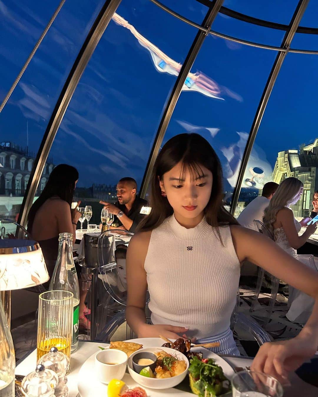 HITOMIのインスタグラム：「Parisの夜は明るく夜23:00くらいから やっと日が沈み暗くなり始めるみたいです🐫 　 眠らない町なので遅くまで昼間の気分で散歩してた🫠 　 てっきりエミリー、パリへ行くを観ながら向かったのでフランスの方は他人に冷たいのかと思ってたのですが気軽に英語で話しかけてくれて、優しい方が多いです、、 　 フランス語皆無のわたしはとても救われてます。 日本人はほぼいなかったですが♾️」