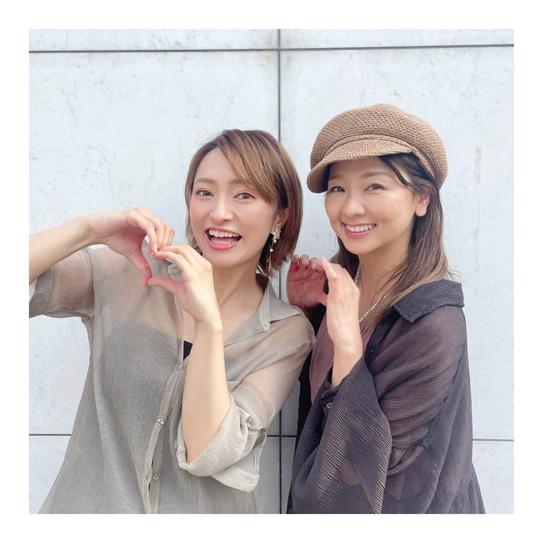 杜野まこのインスタグラム：「#宍戸留美 さん  はじめまして〜は「 #はなかっぱ 」の現場でした☆ 留美さんは　#ももかっぱちゃん 私は #アゲルちゃん  でも私の第一印象は、 「いや、#ご近所物語 の #実果子 っ😍」  本当に存在しているんだ……と、 大人になった実果子を見ているような気持ちになっていたのを覚えている。  それからの日々、偉大な先輩の背中を見て見様見真似でトライ&エラー。  先輩に甘えてしょーもない話も沢山聞いてもらった。  自信なさそうに振り返るとにっこり笑顔で「私もはじめはそうだったから。懐かしい✨」と。 留美さんの笑顔、言葉、どれだけ励みになったことか。  名前を呼んでもらえて、声をかけてもらえて、いろんな景色ご一緒させて頂けて、今もこうして ありがとうございます♡  #先輩 #後輩 #芸能界 #声優 #タレント #アイドル  #出会えた奇跡」