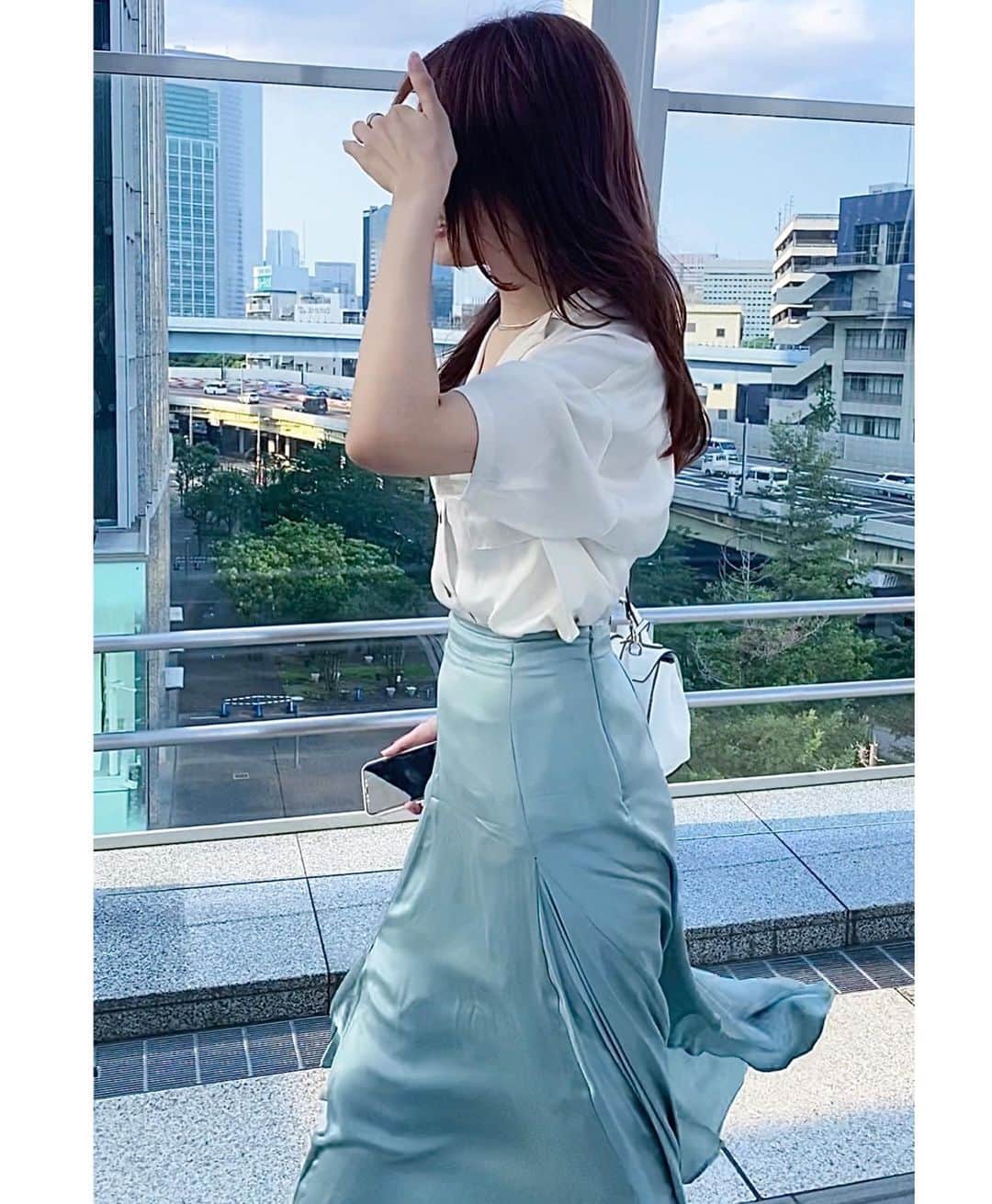 遊馬りえのインスタグラム：「FRAY I.Dのサテンマーメイドスカート、風になびくと綺麗なウォーターカラーでお気に入り…˚✧₊⁎ ・ ・ #FRAY I.D #フレイアイディー #サテンスカート #マーメイドスカート #ニュアンスカラー #透明感カラー #ノーマルカメラ」