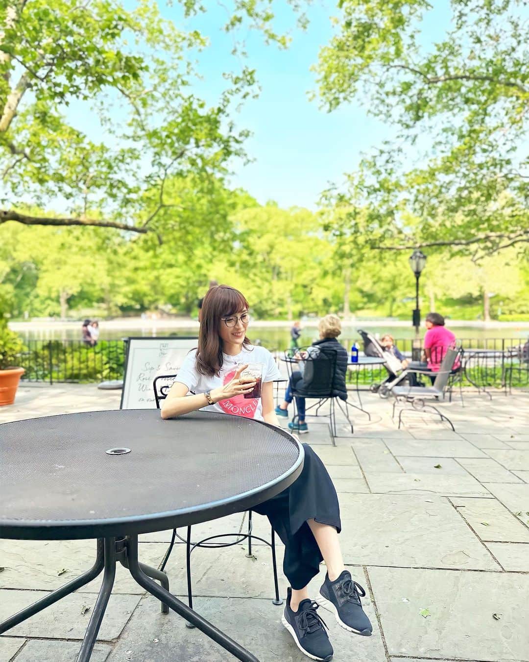小林真由のインスタグラム：「nyc🗽 ⁡ 泊まった場所がセントラルパークの真ん前だったので毎日Central Parkへ。 芝生の上でひたすら遊んでピクニック🥪 日本と変わらないことだけどそれがやっぱり気持ち良い〜 ⁡ それにしても子供達、飛行機でもあまり寝ずに着いてからも元気いっぱい、23時間ぶっ通しで起きてる体力にはびっくりでした。。🫠 ⁡ ⁡ ⁡ #ファッション #コーデ #ママコーデ #女の子ママ #男の子ママ #ママライフ #コーディネート #４歳 #２歳 #二人育児 #ニューヨーク #旅行 #ニューヨーク旅行 #子連れ旅行 #ritzcarltonnewyork」