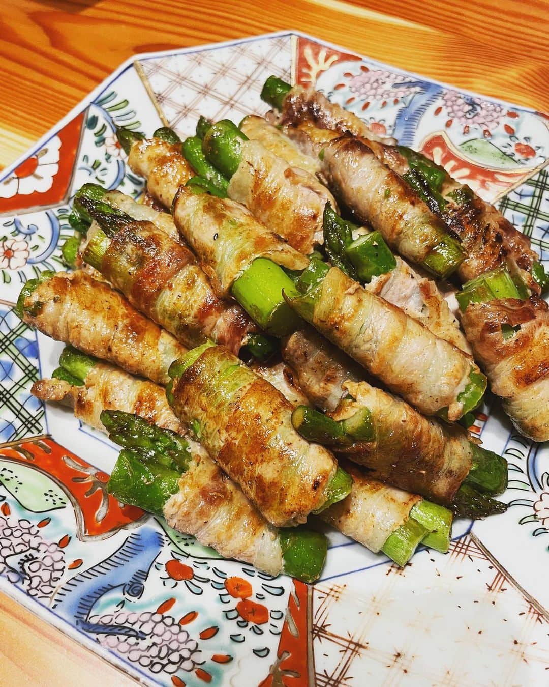 中林美和さんのインスタグラム写真 - (中林美和Instagram)「北海道の立派なアスパラ。 他のが食べられないくらい甘くて美味しい♡ 茹でてそのまま食べたり、簡単な肉巻きにしたり、 海老と炒めたり、パスタに使ったり、使い方色々！ 毎日食べられるー♡」6月20日 16時52分 - miwanakabayashi