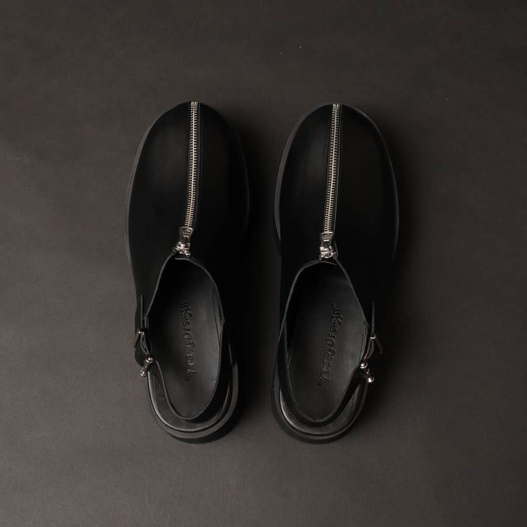 のインスタグラム：「TEARS OF SWAN-SHARK SOLE ZIP LEATHER SANDALになります!! オーダー頂いております皆様、来月上旬から順次発送です!! 店頭、official webshopにて引き続き販売中ですので宜しくお願い致します🤐🏬💻  tears-of-swan.shop-pro.jp/?pid=174113429 (webshopオーダー分、7月上旬発送)  @tears_of_swan  #tearsofswan #zipsandal #leathersandal  #sharksolesandal」