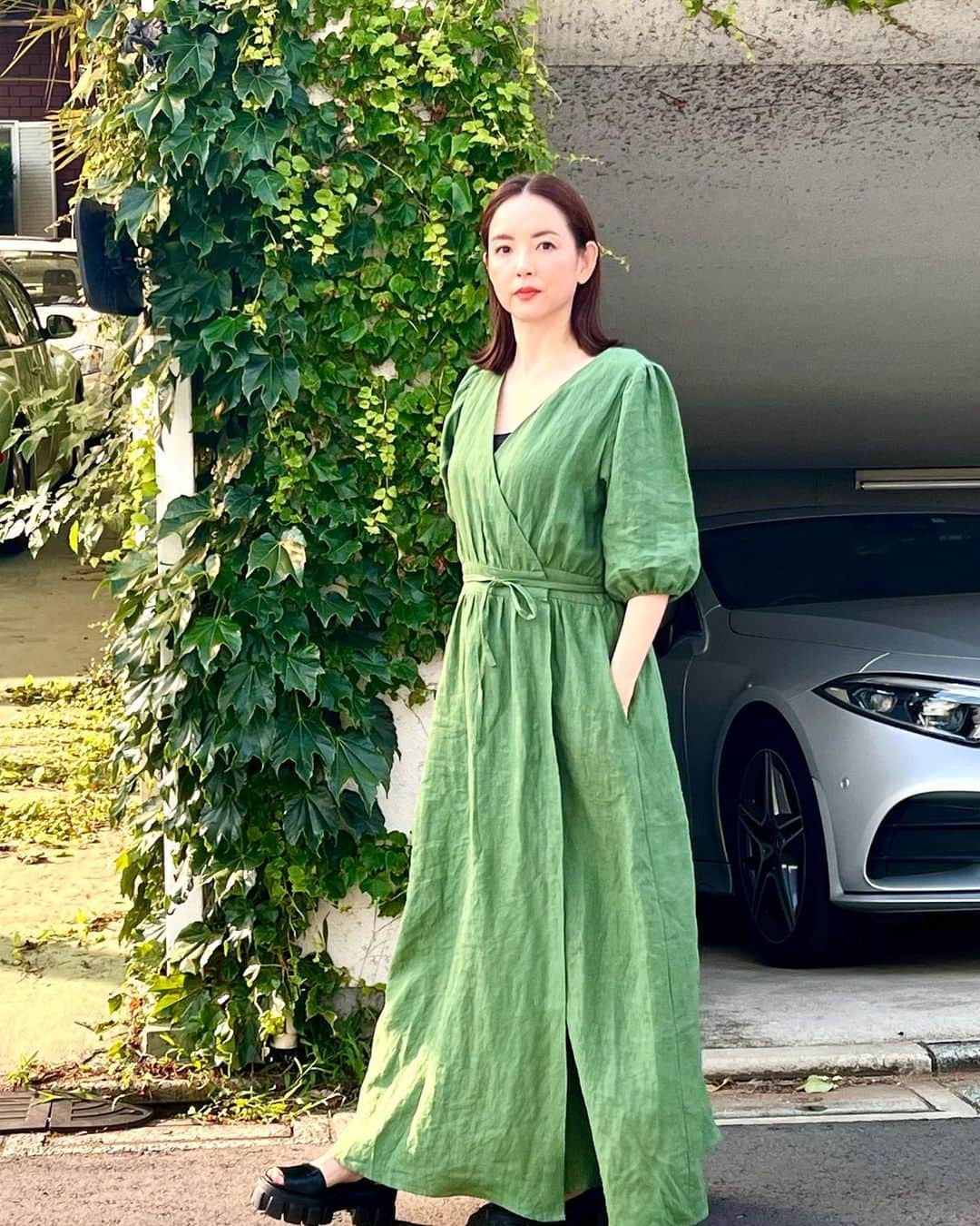 吉村美紀さんのインスタグラム写真 - (吉村美紀Instagram)「今日は＠maeyukaちゃんプロデュースのリネンカシュクールワンピを着て撮影にきました！  朝バタバタしていたけど、これさえ羽織っていけば一枚できまるのでとても楽ちん〜  色も大人グリーンでとても素敵✨✨ この夏お気に入りの一枚です。  #リネンカシュクールワンピース @maeyuka  @cbp.tokyo  #お気に入りのワンピース #グリーン #コーディネート」6月20日 16時59分 - lespros_miki