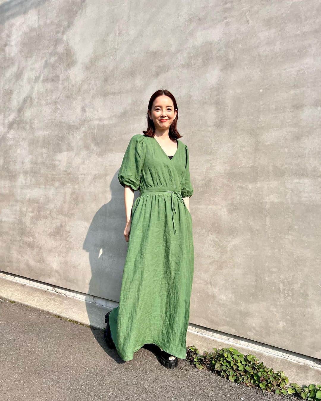 吉村美紀のインスタグラム：「今日は＠maeyukaちゃんプロデュースのリネンカシュクールワンピを着て撮影にきました！  朝バタバタしていたけど、これさえ羽織っていけば一枚できまるのでとても楽ちん〜  色も大人グリーンでとても素敵✨✨ この夏お気に入りの一枚です。  #リネンカシュクールワンピース @maeyuka  @cbp.tokyo  #お気に入りのワンピース #グリーン #コーディネート」
