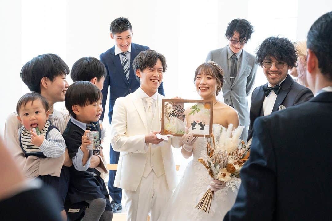 【公式】小さな結婚式さんのインスタグラム写真 - (【公式】小さな結婚式Instagram)「. @petit.wedding をフォローしてね♩ #小さな結婚式 をつけてのお写真投稿も大歓迎です♡ こちらの公式IGでリグラムさせていただきます＊ . トレンドに敏感な花嫁さまの間で 絶大な人気を誇るゲスト参加型の演出！  ゲストと共に創り上げた 世界でひとつだけの結婚証明書。 結婚式後はおふたりの新居にオブジェとして 飾っても素敵です◎ . >>#小さな結婚式新潟店 . ——————— #petitwedding #ラヴィファクトリー #前撮り #結婚式 #プレ花嫁 #卒花 #家族婚 #少人数結婚式 #ウェディング #wedding #bridal #weddingdress #花嫁 #挙式 #結婚式準備 #式場探し #日本中のプレ花嫁さまと繋がりたい #結婚式の思い出に浸る会 #結婚準備 #新潟花嫁 #ウェディングフォト #花嫁コーディネート #結婚式挙式 #挙式演出 #ゲスト参加型演出 #結婚証明書 #おしゃれ花嫁 #チャペル」6月20日 17時05分 - petit.wedding