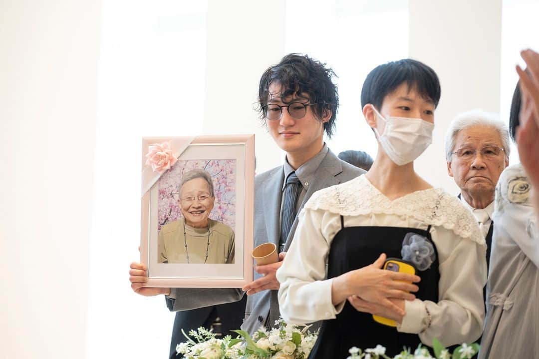 【公式】小さな結婚式さんのインスタグラム写真 - (【公式】小さな結婚式Instagram)「. @petit.wedding をフォローしてね♩ #小さな結婚式 をつけてのお写真投稿も大歓迎です♡ こちらの公式IGでリグラムさせていただきます＊ . トレンドに敏感な花嫁さまの間で 絶大な人気を誇るゲスト参加型の演出！  ゲストと共に創り上げた 世界でひとつだけの結婚証明書。 結婚式後はおふたりの新居にオブジェとして 飾っても素敵です◎ . >>#小さな結婚式新潟店 . ——————— #petitwedding #ラヴィファクトリー #前撮り #結婚式 #プレ花嫁 #卒花 #家族婚 #少人数結婚式 #ウェディング #wedding #bridal #weddingdress #花嫁 #挙式 #結婚式準備 #式場探し #日本中のプレ花嫁さまと繋がりたい #結婚式の思い出に浸る会 #結婚準備 #新潟花嫁 #ウェディングフォト #花嫁コーディネート #結婚式挙式 #挙式演出 #ゲスト参加型演出 #結婚証明書 #おしゃれ花嫁 #チャペル」6月20日 17時05分 - petit.wedding