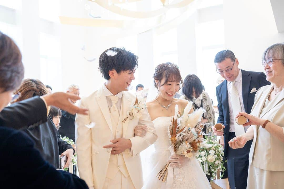 【公式】小さな結婚式さんのインスタグラム写真 - (【公式】小さな結婚式Instagram)「. @petit.wedding をフォローしてね♩ #小さな結婚式 をつけてのお写真投稿も大歓迎です♡ こちらの公式IGでリグラムさせていただきます＊ . トレンドに敏感な花嫁さまの間で 絶大な人気を誇るゲスト参加型の演出！  ゲストと共に創り上げた 世界でひとつだけの結婚証明書。 結婚式後はおふたりの新居にオブジェとして 飾っても素敵です◎ . >>#小さな結婚式新潟店 . ——————— #petitwedding #ラヴィファクトリー #前撮り #結婚式 #プレ花嫁 #卒花 #家族婚 #少人数結婚式 #ウェディング #wedding #bridal #weddingdress #花嫁 #挙式 #結婚式準備 #式場探し #日本中のプレ花嫁さまと繋がりたい #結婚式の思い出に浸る会 #結婚準備 #新潟花嫁 #ウェディングフォト #花嫁コーディネート #結婚式挙式 #挙式演出 #ゲスト参加型演出 #結婚証明書 #おしゃれ花嫁 #チャペル」6月20日 17時05分 - petit.wedding