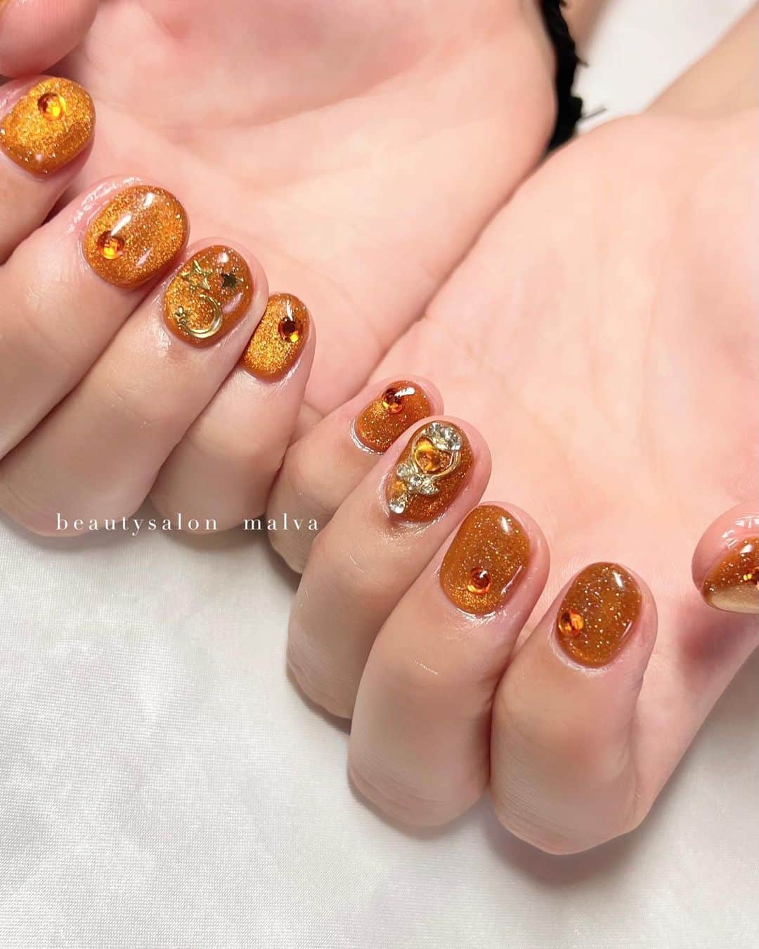 nailsalon malva（ネイルサロンマルヴァ）のインスタグラム：「【ムーンスタイル 〜選べる推しカラーカラーネイル〜】でご予約可能🉑 ⁡ オレンジも人気色です🧡 爪を短くカットしても パーツも調整することでしっかりとのせることができます✨ ⁡ ＿＿＿＿＿＿＿＿＿＿＿＿＿ ⁡ ⁡ 𝐛𝐞𝐚𝐮𝐭𝐲𝐬𝐚𝐥𝐨𝐧 𝐦𝐚𝐥𝐯𝐚⠀ 📍明治神宮前駅｜原宿駅　徒歩𝟑分 ⠀ 💬ご予約やお問い合わせ 𝐋𝐈𝐍𝐄から承っております @ 𝐦𝐚𝐥𝐯𝐚 ⁡ お気軽にご連絡ください♡ ⁡ ⁡ ＿＿＿＿＿＿＿＿＿＿＿＿＿＿ ⁡ ▸ジェルネイル｜スカルプ｜ケア ▸まつげカール｜まつげエクステ ▸ハーブよもぎ蒸し ▸ワックス脱毛 ⁡ ⁡ \ アシスタント募集中💁‍♀️ / ⁡ ▸リモート可オンラインの画像動画制作アシスタント ▸サロンワーク全般アシスタント ⁡ ⁡ ⁡ ⁡ ⁡ ⁡  #マグネットネイル #マグネットネイルデザイン #オレンジネイル #malva #malvaネイル #ショートネイル #月ネイル #パーツネイル  #nails #原宿ネイル #ハートネイル  #表参道ネイル #東京ネイルサロン　#明治神宮前ネイル #新宿ネイル #千駄ヶ谷ネイル #池袋ネイル #harajukunails #tokyonails #tokyonailsalon ⁡」