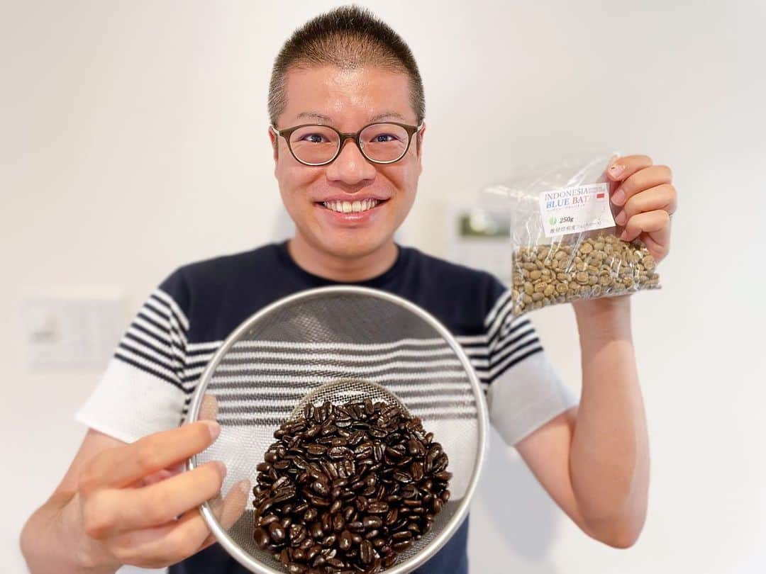 岩崎弘志のインスタグラム：「. まさかまさかの大成功やーーー😭✨  コーヒーの自家焙煎にここまで10回くらいトライ してきましたが、今回初めてと言っていいくらいの 満足度でした😆🎶  挑戦したのは、豆が大きめサイズの 「マンデリンブルーバタック」という種類です🫘🔥  インドネシアのスマトラ島にいるマンデリン族が 栽培したことがネーミングの由来だそう🏝  サイズが大きいので焼きムラができるかもと覚悟 してましたが、コーヒーオイルをしっかりまとった 深煎りに成功😆✨  まだ安定して成功できないので挑戦あるのみ🔥  自家焙煎される皆さんと意見交換したい 今日この頃です🤗  #自家焙煎 #自家焙煎珈琲 #自家焙煎コーヒー #自家焙煎珈琲豆 #コーヒー焙煎 #コーヒースタグラム #コーヒーが好きな人と繋がりたい #珈琲が好き #珈琲好きと繋がりたい #珈琲のある暮らし #珈琲豆 #インドネシア #マンデリン #マンデリンコーヒー #深煎り #深煎り珈琲 #深煎りコーヒー #MBC #アナウンサー #ラジオパーソナリティ #岩﨑弘志」