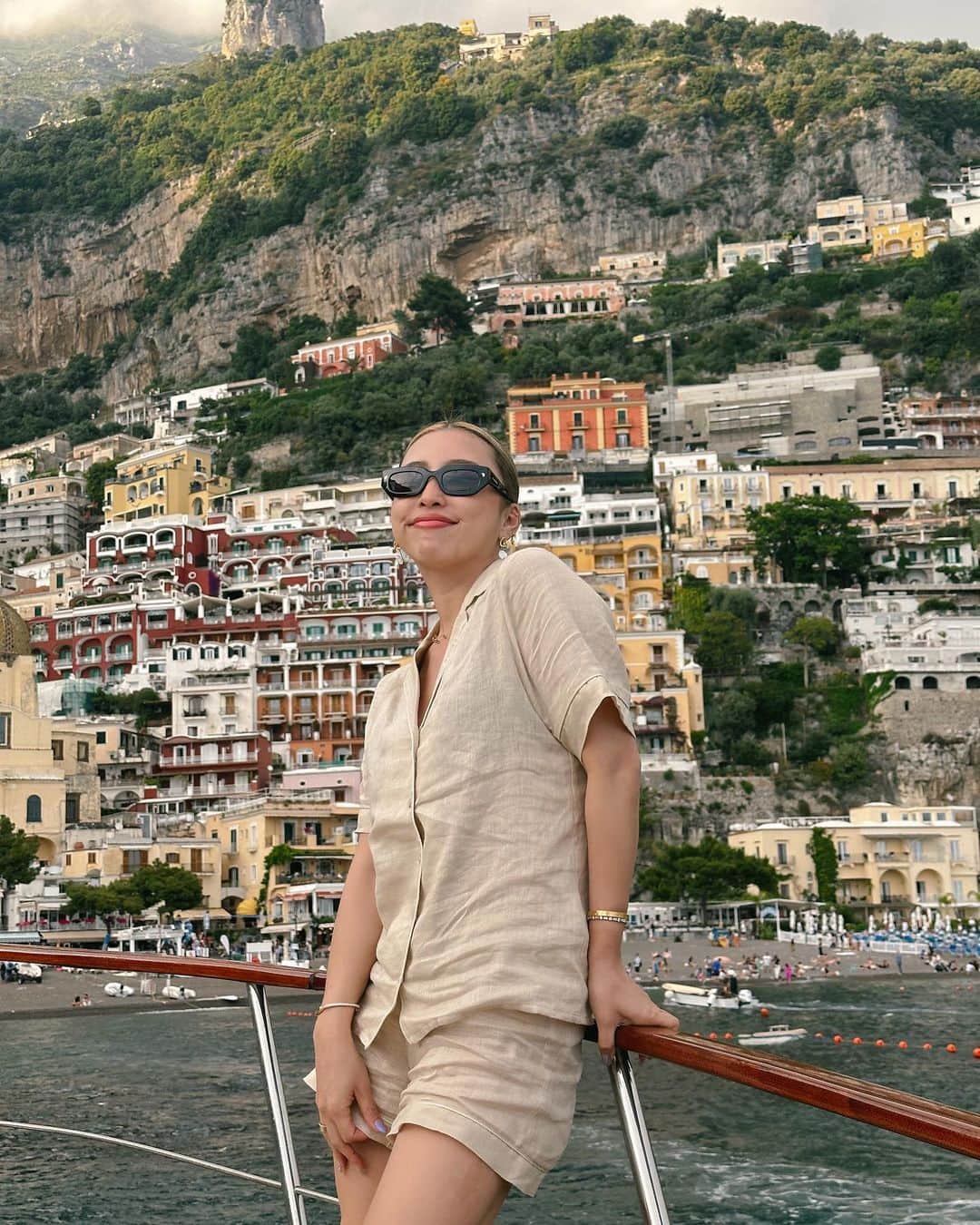 植野有砂のインスタグラム：「Boat day with @intimissimiofficial 🚤⚓️🩵ポジターノでボートツアー✨この景色がnetflixワンピースのティザーで出てきて興奮した🤣🩷私が行ったところだ！！って笑」