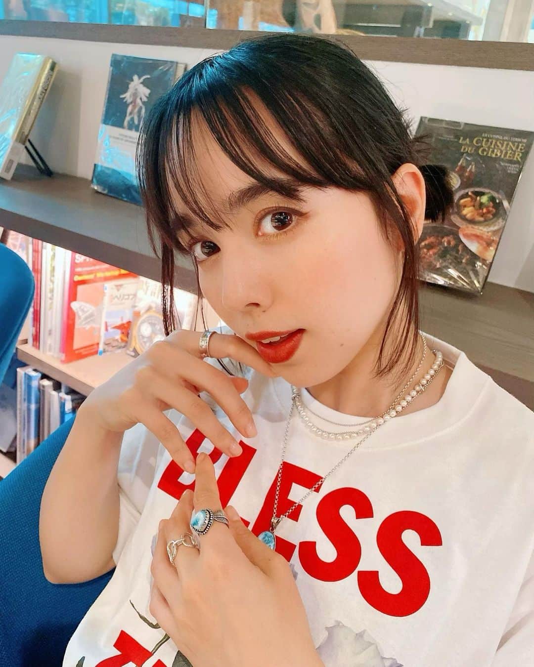 のインスタグラム：「雨の日に本屋さんでのんびり過ごしたときの😊☕️💙 雨の日は ゆっくり のんびり なーんにもしなくていいような、 それが許されるような気がして好き☔️ ・ ・ ・  #あいメイク #メイク #コスメ #ビューティー #ミネラルコスメ #ファッション  #コーデ #私服  #makeup #cosmetics #beauty #fashion #photo」