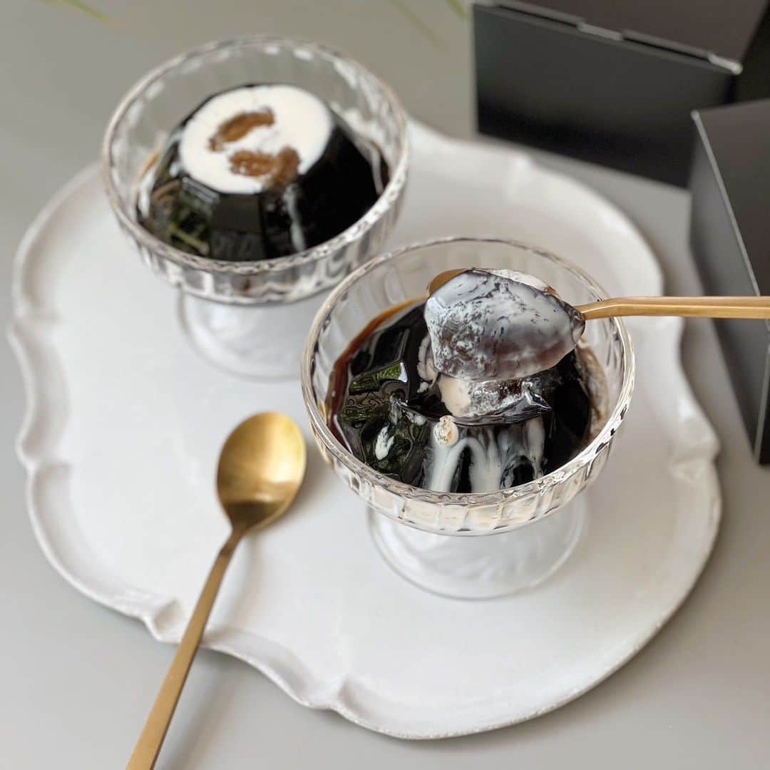 堂島ロール（モンシェール）さんのインスタグラム写真 - (堂島ロール（モンシェール）Instagram)「. . 〜最高級のコーヒーゼリーで最高級のギフト〜 『コーヒーゼリー』  . 本格コーヒーの香りとコクを、 今までにない食感で味わえるコーヒーゼリー。  . まるで珈琲を飲んでいるような深い味わいが魅力のコーヒーゼリー。 タンザニア産キリマンジャロ豆をブレンドしたコーヒ トッピングに、 小粒のコーヒーシュガーと、コクのある純乳脂肪の フレッシュを添えています。 3種類のお味をお楽しみ下さい。　  . ストレート キリマンジャロ豆使用のコーヒーゼリー本来の風味と味わいをお楽しみ下さい。  コーヒーフレッシュをかけて コーヒーフレッシュと共にコクのある味わいをお楽しみ下さい。　 ※モンシェール通販ページにて全国配送いたします。  フレッシュとシュガーをかけて コーヒーシュガー独特の甘みと食感をお楽しみ下さい。  . . ◆今年初お目見え モンシェール公式HP 通販ページより【全国配送】いたします。 ◆コーヒーゼリー　　6個入　3,564円 　  .、そ コールセンター:0120-96-1006   . @mon-cher.com #コーヒーゼリー #コーヒー #珈琲  #コーヒースイーツ #コーヒーデザート  #モンシェール #moncher  #堂島ロール #dojimarool  #堂島 #dojima  #オンラインスイーツ #通販スイーツ　　 #ロールケーキ  #コーヒー好きな人と繋がりたい　 #スイーツ好きな人と繋がりたい　 #ベビーモンシェール #リヴァージュモンシェール #メルシーモンシェール #マダムピエールオジェ  #モンシェールディフュゼ　 #サロンドモンシェール  #サロンドモンシェールミッドランド店　 #27℃」6月20日 17時06分 - dojima_moncher