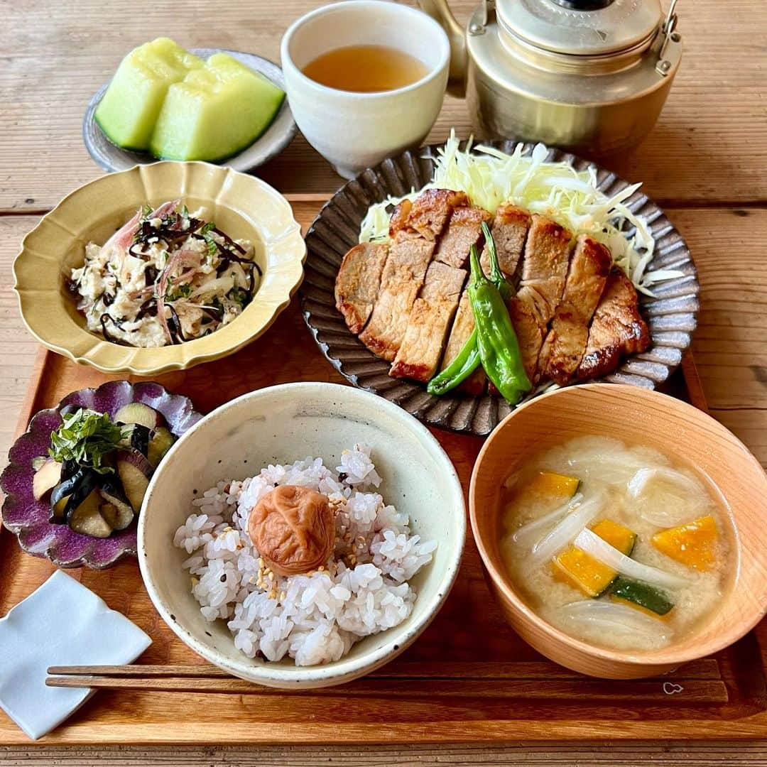 ひろσ(´～｀*)のインスタグラム：「☆ 🍴豚ロースの味噌漬け焼き 🍴豆腐の塩昆布あえ 🍴ナスのからしあえ 🍴雑穀米 🍴かぼちゃと新玉ねぎのお味噌汁 🍴メロン ． ． 体調悪くなって５日目くらから 水も飲み込めないほど 喉が痛くなったのですが 検査はどっちでもいいよ とのことで様子見💦 その後味覚障害が😆 やはりコロナ罹患しておりました😂 喉の違和感はまだあるものの ようやく舌もだるさも よくなってきたので 久しぶりにきちんと夕飯 作りました🤣 ． ． お豆腐は水切りしてくずし、 塩昆布、茗荷、ごま、大葉に ごま油、醤油少々で味付け お好みで合わせ酢かけても おいしいです☺️ ． ． 体調ぐずついてる間に 夏野菜がとれるように😄 なすはからしあえにして いただきました😋 ． ． ・・・・・・・・・・・・・・・ #常備菜#作り置き #つくりおき#ごはん#おうちごはん#手作りごはん#マカロニメイト#てづくりごはん365#からだにやさしいごはん #体に優しいごはん#うつわ好き#器好きな人とつながりたい #japanesefood #晩御飯#ばんごはん#夜ご飯#夜ごはん #小澤基晴 #大井寛史 #古谷浩一」