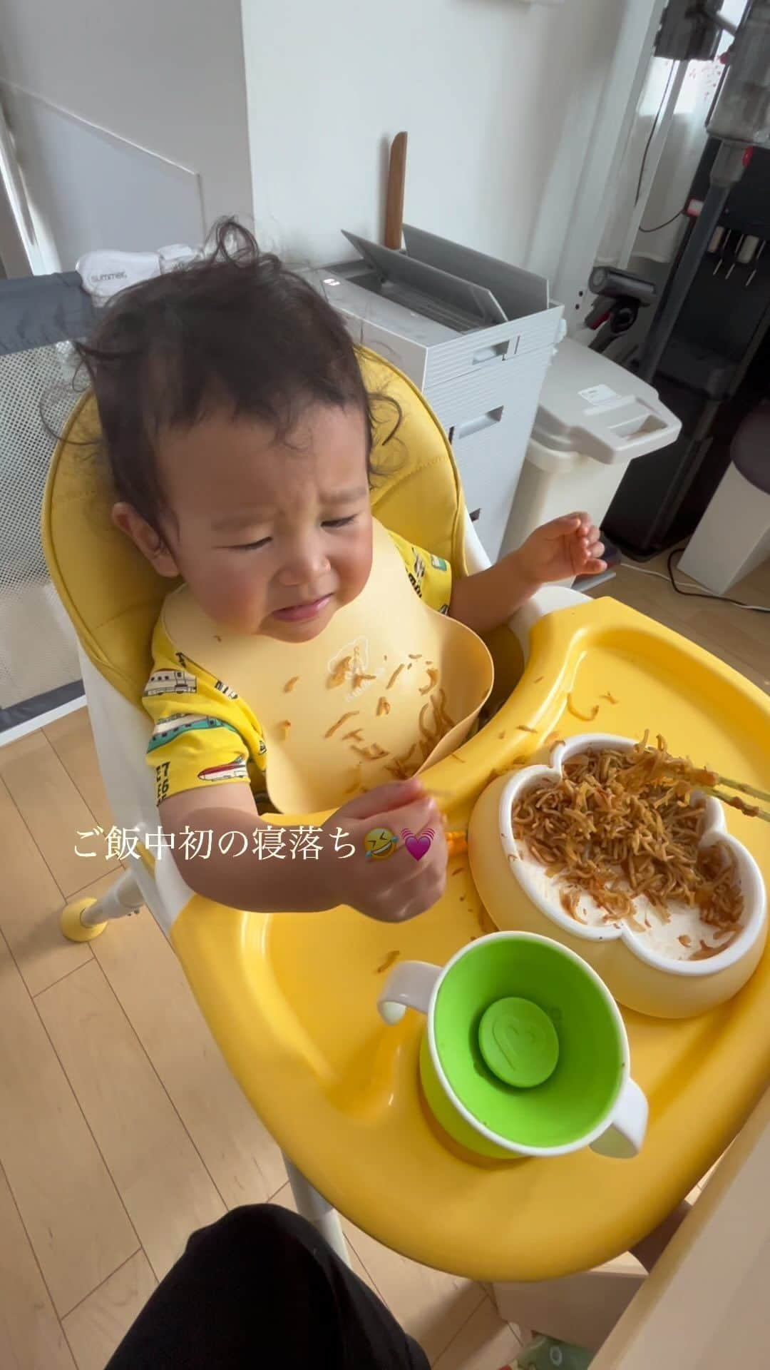 高橋茉奈のインスタグラム：「いつもは元気に食べるから珍しすぎる🤣🤣 この後目が覚めたらしくて元気に完食👶💓 #赤ちゃん#赤ちゃんのいる生活#赤ちゃんのいる暮らし#べビスタグラム#ママスタグラム#男の子#男の子ベビー#男の子ママ#成長記録#育児#育児記録#親バカ部#8月生まれ#令和生まれ#令和3年ベビー#1歳#新米ママ#長男#第一子#きーくんの成長記録#我が子は可愛い#我が子が一番#寝落ち」