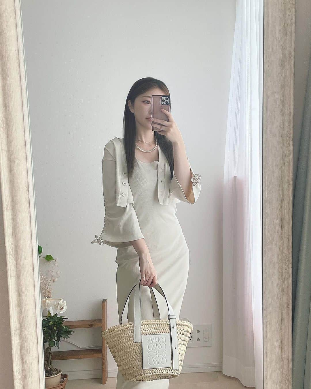 maari watanabe(まありん)のインスタグラム：「˗ˏˋ  𝕠𝕠𝕥𝕕  ˎˊ˗ onepiece @anuans.official  bag @loewe   ㅤㅤㅤㅤㅤㅤㅤㅤㅤㅤㅤ程よい光沢とキレイめなリブ素材が可愛いセットアップ♡ クロップド丈のカーディガンも可愛い〜♡夏本番たくさん使いたいロエベのカゴバッグ👜 ネックレスはプチプラ♡ 風邪治して早く出かけたい😭  #30代コーデ  #骨格ウェーブ  #低身長コーデ  #anuans」
