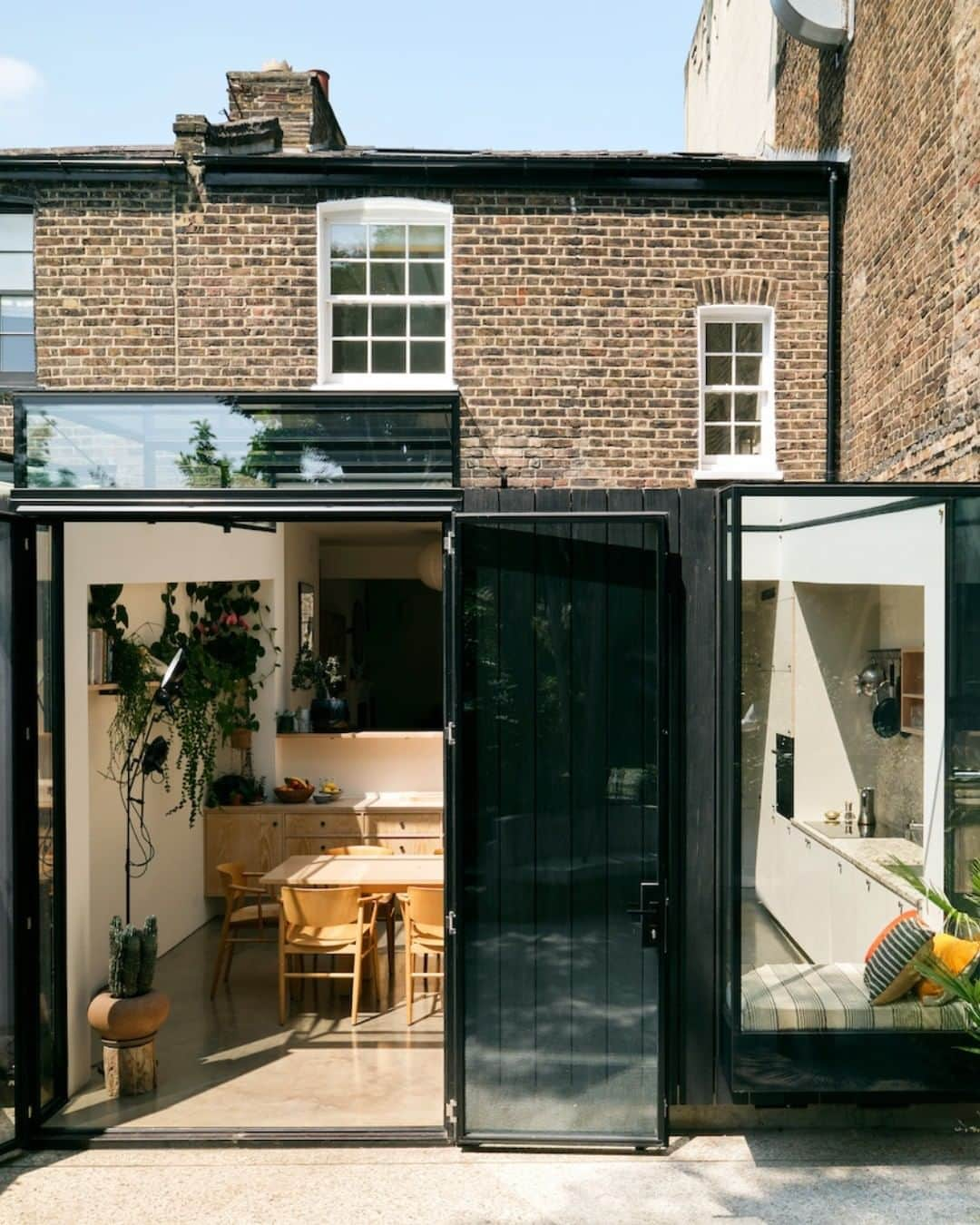 The Modern Houseさんのインスタグラム写真 - (The Modern HouseInstagram)「#forsale On Track: an impeccable contemporary home within a former Victorian railway worker's cottage in north London.  Head to the link in our bio to view the full sales listing.  King Henry's Walk, London N1.」6月20日 17時15分 - themodernhouse