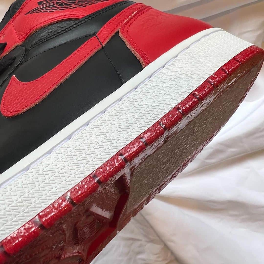 Sneaker At Randomのインスタグラム：「リシューブネイター　ソールシールド  透明度と耐久性が高く、見た目をほとんど変えることなくソールを保護することができます。  モデルによってはソール形状に合わせてサイド部分をカットすることも可能です。  商品代:税込¥3,740  取付にはヒートガンが必須です。 ご希望であれば商品代＋作業費用税込¥1,100で取付いたします。 ※取付納期2週間程度  ◎7/1.2のスニーカーコン大阪ではスニーカーをご持参いただけますとその場で取付をいたします。  #sneakeratrandom#スニーカーアトランダム#junkyard#ジャンクヤード#sneaker#スニーカー#スニーカー修理#スニーカーカスタム#市川#本八幡#梅田#阪神梅田本店#心斎橋#高円寺#angeluspaint#アンジェラスペイント#arata#アラタ#reshoevn8r#リシューブネイター #soleshields#ソールシールド」
