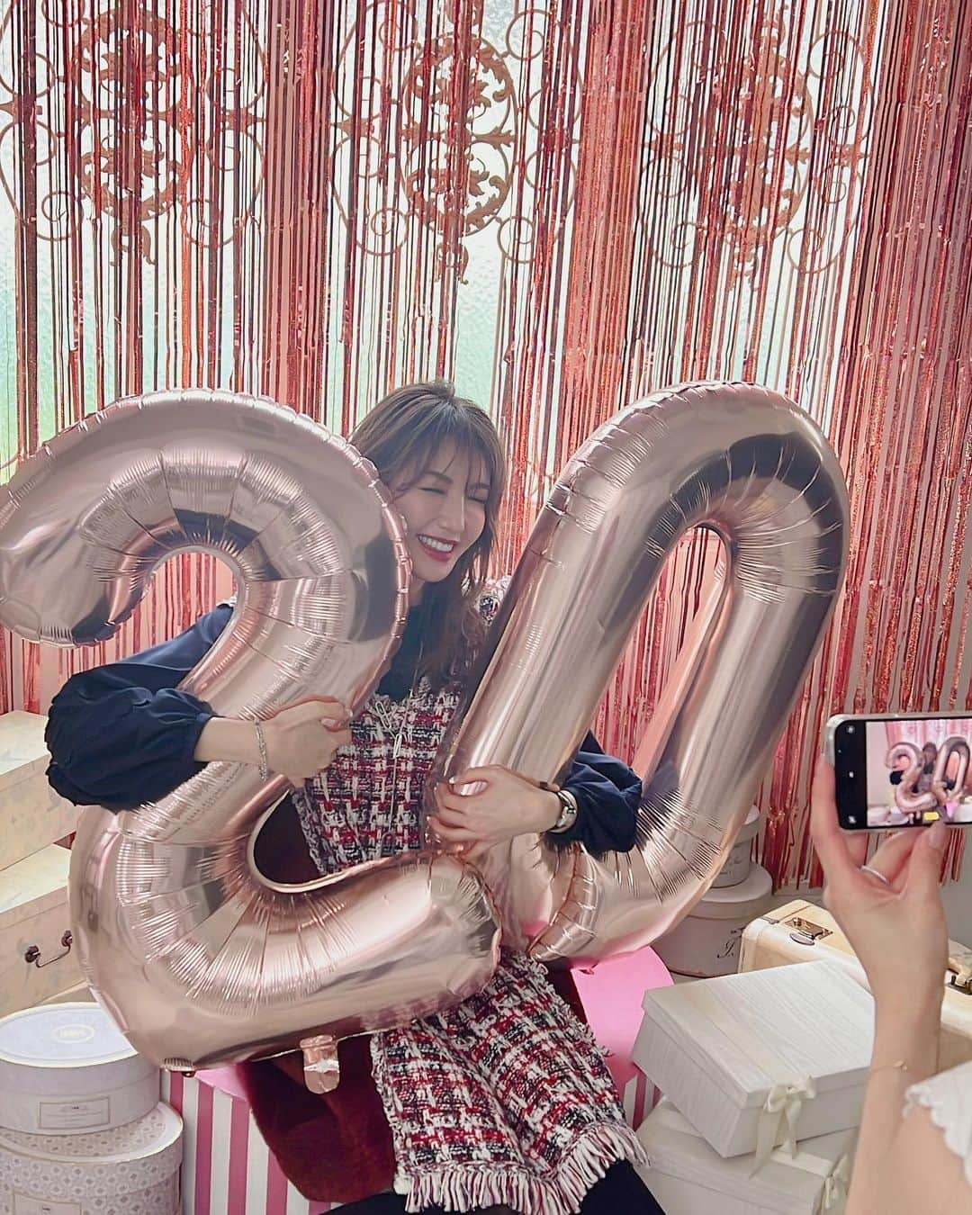 美香さんのインスタグラム写真 - (美香Instagram)「@chesty_official  20周年記念ビジュアル撮影💖  記念すべき大切な撮影に お声がけくださり とても嬉しかったです💖  スタジオについたら ピンクのバルーンが沢山！ チェスティらしい世界観💐 楽しかったです☺️  毎回写真集のように美しい チェスティのアルバム。 出来上がりが楽しみです💖  20周年おめでとうございます！」6月20日 17時17分 - mikaofficial99