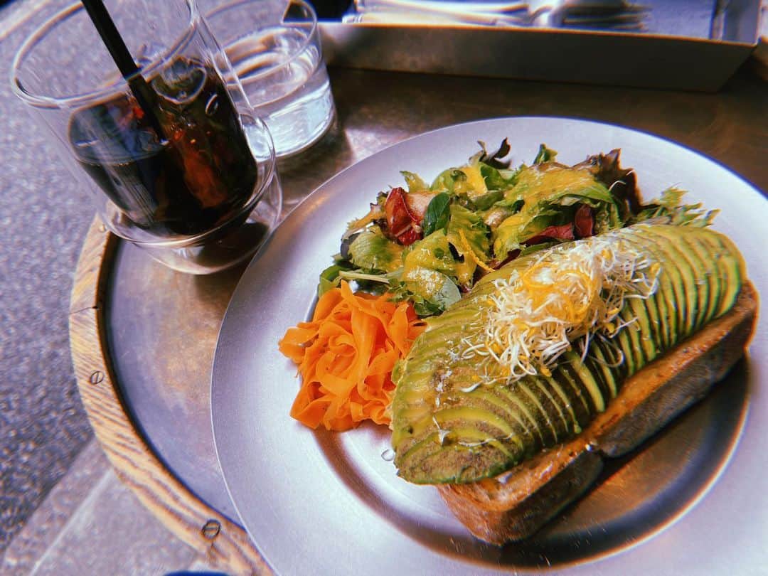 市川いずみのインスタグラム：「. . ☀️🥑🍞☕️🥕  morning  なんで？ という組み合わせなのに全てがマッチしすぎてて驚くほどおいしい〜!  アルファルファが絶妙でした🤤  . . #morning  #アルファルファ  #アボカド🥑  #omotesando #pilates  #pilatesinstructor」