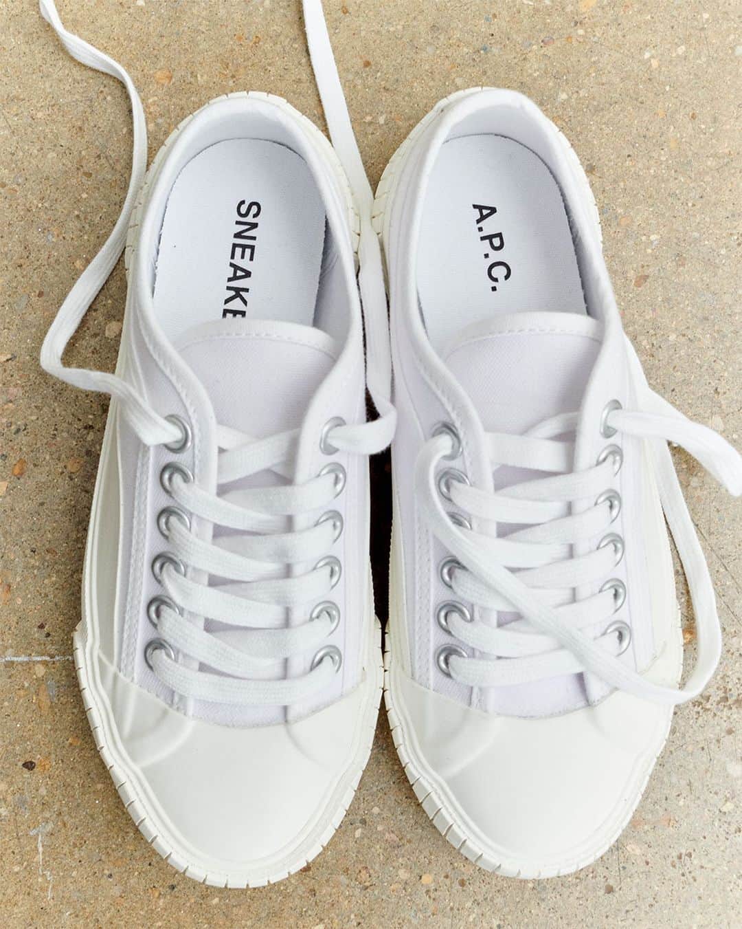 アーペーセーのインスタグラム：「The A.P.C. Iggy sneakers in white.  Discover the full Iggy range in stores and online.  #APCParis」