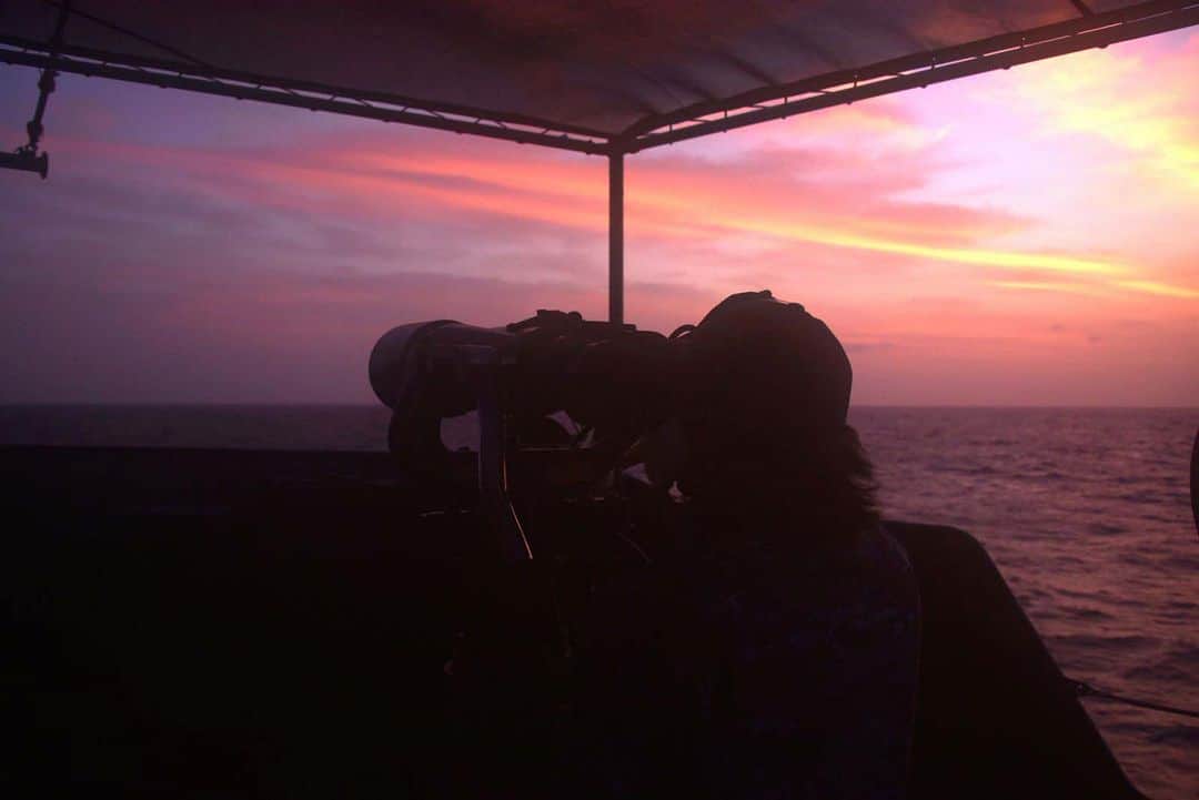 海上自衛隊さんのインスタグラム写真 - (海上自衛隊Instagram)「#アラビア海 の #夕焼け🌇 鮮やかなピンク色が美しいですね 今日もお疲れ様でした！  #ファインダー越しの世界 #穏やかな海 #警戒監視中 #まきなみ #見張り #この海を守りたい」6月20日 17時30分 - jmsdf_pr