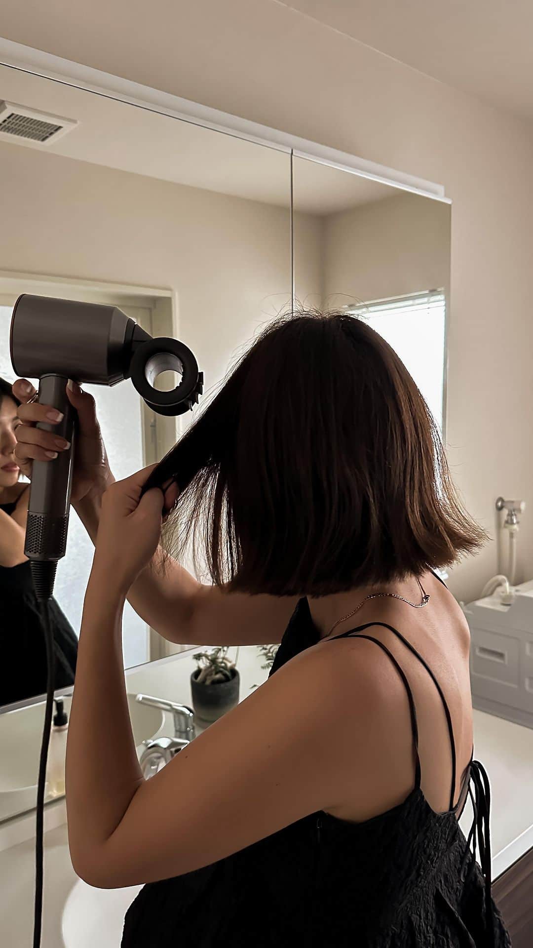 のインスタグラム：「Dysonから新しく登場した、日本限定モデルのDyson Supersonic Shineヘアドライヤーがすごかった😳👏✨ Instagramで見て気になってた新ツール、ツヤ出しツールのおかげでアイロンとか使わなくてもドライヤーだけでサロン帰りのような仕上がりになる🧏🏻‍♀️ おまけにさすがDysonで速乾性がすごいです◎ スタイリッシュなデザインなのも💯 詳しくはリールをご覧ください💁🏻‍♀️  #ダイソンビューティー #ダイソンスーパーソニック #まるでサロンブロー #PR @dysonhair_jp」