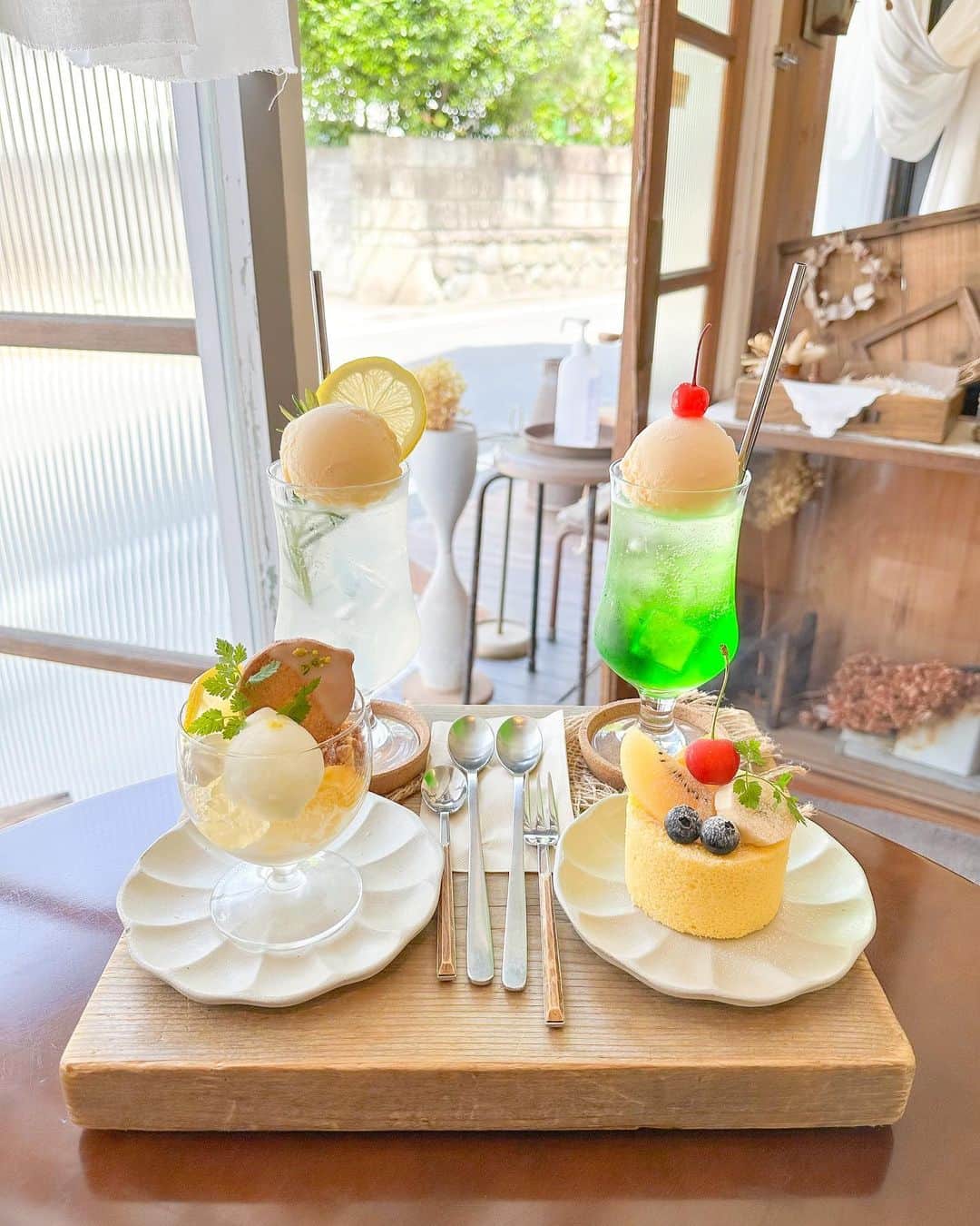 のインスタグラム：「🍋 ⁡ ⁡ 弟連れ出してカフェ🫖 レモンがメインとなったメニューになってて 暑い日にさっぱり食べれておいしかった🤭 ⁡ 期間限定メニュー好きなので、 またお邪魔したいと思います💛 ⁡ ⁡ ⁡ #cafeyokoron #カフェヨコロン #藤沢カフェ #藤沢グルメ #藤沢本町カフェ #神奈川カフェ #レモン #レモンスイーツ #クリームソーダ #クリームソーダ部 #カフェ巡り #먹스타그램 #맛스타그램」