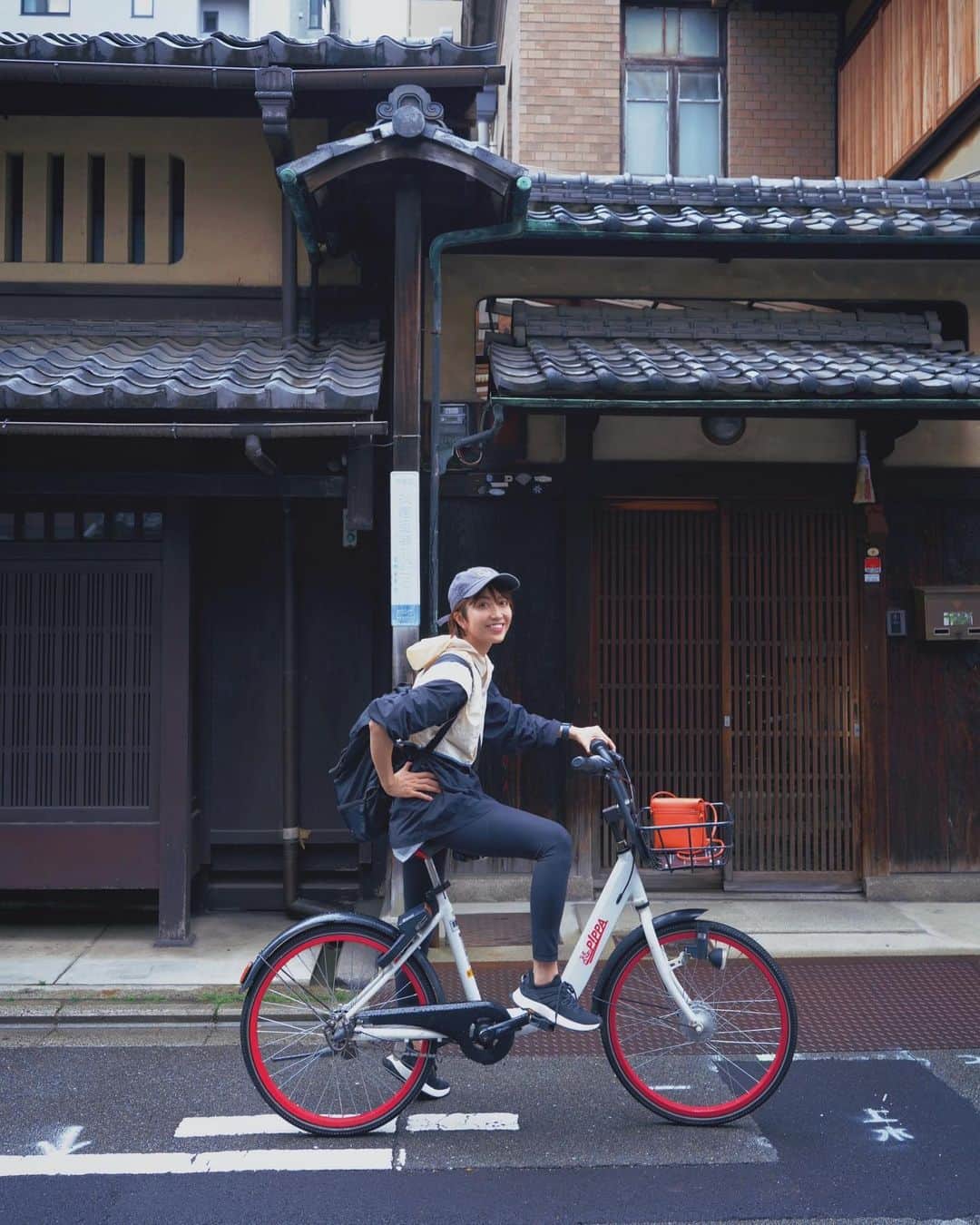 渡辺由布子さんのインスタグラム写真 - (渡辺由布子Instagram)「🚴‍♀️  京都観光は今、シェアバイクが断然便利でオシャレでアツい！  6月の京都出張２軒目は、昨年開業したシンガポール🇸🇬発のホテルブランド「PARK HOTEL KYOTO」に2泊3日。  世界有数の観光都市・京都では、インバウンドが急速に回復し、電車やバスは混雑、京都駅前のタクシーは捕まりにくくなりつつあります。  そんな時にオススメなのがシェアバイクサービス。京都を中心にシェア拡大中の「PIPPA」を、滞在期間中ならホテル前からスマホ一台で簡単にレンタルできます。30分110円で市内約220箇所で自転車乗り放題◎ 一時停止や乗り捨ても可能◎  CO2排出量を削減し、より健康的なライフスタイルを促進しながら、この町の豊かな文化遺産、風光明媚な美しさ、隠れた名店を探索するのに最適！  おひとりさま ★★★ 女子旅 ★★★ アクセス ★★★ コスパ ★★★ アクティビティ ★★★ 長期滞在 ★★★ ヴィーガンフレンドリー★★★ グルテンフリーフレンドリー★★★ 外国人観光客フレンドリー ★★★  ☑︎fitness gym ☑︎laundry ☑︎cafe/bar ☑︎vegan ☑︎gluten free ☑︎shared bike  ☑︎neighborhood (bakery, cafe, shrine etc.)  #シェアバイク #サイクリング #PIPPA #京都ホテル #京都観光 #京都旅行 #ホテル好きな人と繋がりたい #cycling #hotelstay #staycation #socialport #kyototrip #sdgs #DiscoverKyoto #parkhotelkyoto #glutenfreehotel #glutenfree   🚲 @pippa_kyoto   🏷 PARK HOTEL KYOTO 📍 @parkhotelkyoto (#パークホテル京都御池 ) 🗾 #Kyoto （#京都 ）#Oike (#烏丸御池 ) 🌎 #🇯🇵 #Japan （#日本 ）」6月20日 17時30分 - watanabe_yuko