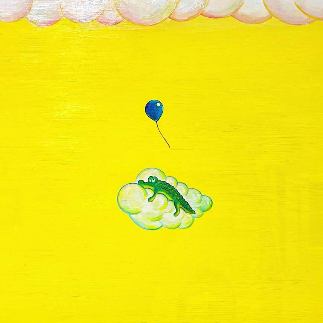 小池花瑠奈のインスタグラム：「・ 🖼title: 「章末/the end of chapter」  ながいながい旅 お疲れ様でした  ふわふわの雲を見つけたから 少し休憩しよう。  また新しい風船にであうまで   🖌oil on canvas 🎨 @ete_pin   size:F10  ヒカリエのコンテンポラリーアート展にて展示した作品です。  #etepin #exhibition #art #oilpainting #tokyo #japaneseart #artist #japaneseartist #crocodile #alligator #わに #油絵 #絵 #美術 #東京  #アート  #エテピン #展覧会 #松宮なつ」