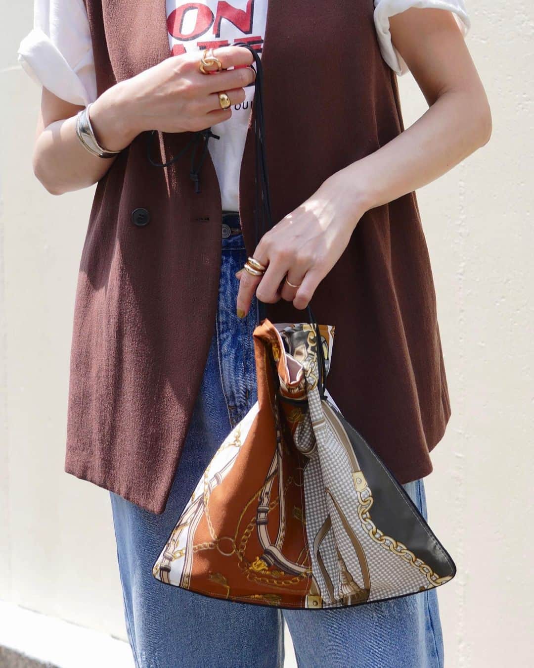 Miki Kanekoさんのインスタグラム写真 - (Miki KanekoInstagram)「ヴィンテージ・デットストックのスカーフ生地を使用したバッグは @chicolatte_lefreak のもの。​ 全てハンドメイドの一点物です🥺✨​ ​ ▫️ PIPING BAG（ pic 1〜5 . 8 . 9 . 10 ）​ ​ 手持ちトート、ショルダーバッグ、巾着バッグとして 4WAYで使用可能な万能バッグ。​ ​ セレクトしたこのバッグは4種類のスカーフが組み合わせてあって、服とのコーディネートが沢山浮かんじゃいます♡​ デニムにも合うし、ワンピースやオールインワンのポイントに持っても、ワントーンコーデに合わせるのも良いと思います☺️♾️​ 三つ折り財布、カード用のポーチ、折りたたみ傘、タオルや除菌スプレーやリップなどなど入れたポーチを入れても余裕があって、まだ水筒（ペットボトル）なんかも入れられます👍​ ​ ​ ▫️ KNAP SACK（ pic 6 . 7 ）​ ​ リュック、手持ち、ショルダーとしても使用できる3WAY仕様。​ A4ファイルが入るサイズ感で結構沢山入るので、荷物が多い方にオススメです😌​ こちらも表裏どちらでも使用可能なので、コーディネートの幅が広がりますよ♡​ 今回はイエローのコンビネゾンとネイビーで合わせました。​ ポイントになりますよね😚​ ​ .​ ​ 布だからバッグ自体がとても軽くて疲れないし、旅行の時にも持って行きやすい◎​ 季節問わず使えるのでオススメです☺️🤲​ ​ .​ ​ #pr#chicolatte  #vintagestyle #remake #巾着バッグ #4WAYBAG#3WAYBAG #KNAPSACK#ナップサック#pipingbag#scarf#ママコーデ#夏コーデ#ハンドメイド#骨格ナチュラル#骨格ナチュラルコーデ#170cm #高身長女子#高身長コーデ#高身長ファッション#イエベ秋 #イエベ秋コーデ」6月20日 17時25分 - mikiaoba