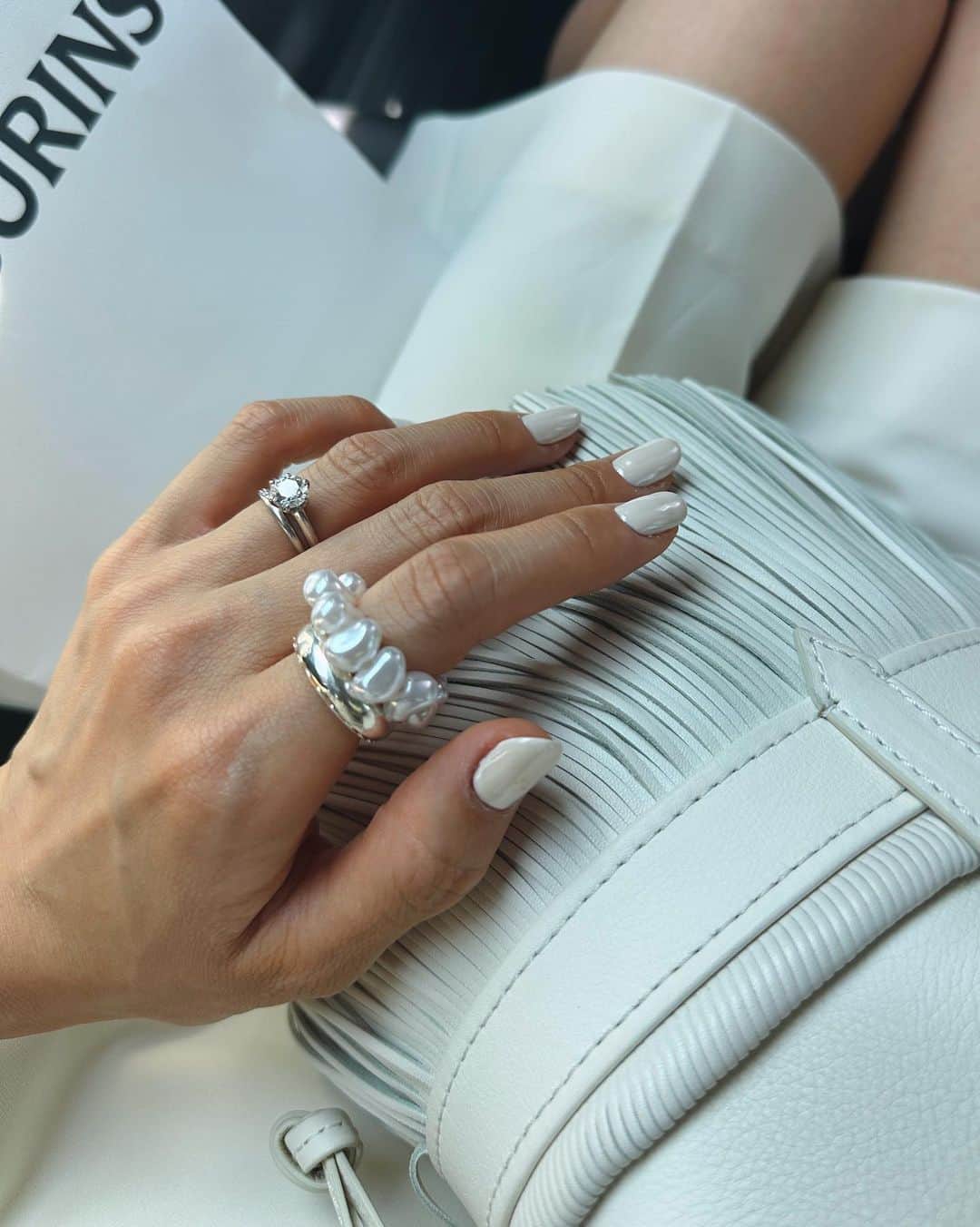 小梶恵莉さんのインスタグラム写真 - (小梶恵莉Instagram)「. ¥500くらいで買ったシェルの指輪可愛💍  なんかふと見て、 可愛い〜って撮ったオールホワイト🤍  #allwhite#指輪帰国した日に無くした#🥲」6月20日 17時25分 - eri3580