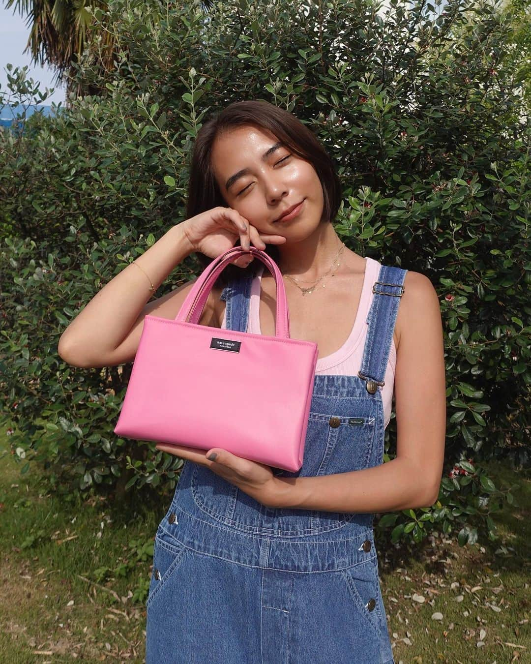 安保彩世のインスタグラム：「New Bag by @katespadejapan 💞  可愛すぎるbagゲットしました〜✨ ピンクのbagは持ってなかったからとっても嬉しい✨ 今年は色物をたくさん着たいなぁ〜って思ってるからこういうワンポイントのアクセントもうまく使ってコーディネートしていくのがこれから楽しみ☺️💞✨  カラフルなファッションもモードの中にアクセントにもいろんなパターンで使えるからとてもお気に入りです🥳  #katespadejapan #ケイトスペードアドベンチャー #ケイトスペードニューヨーク #pr」